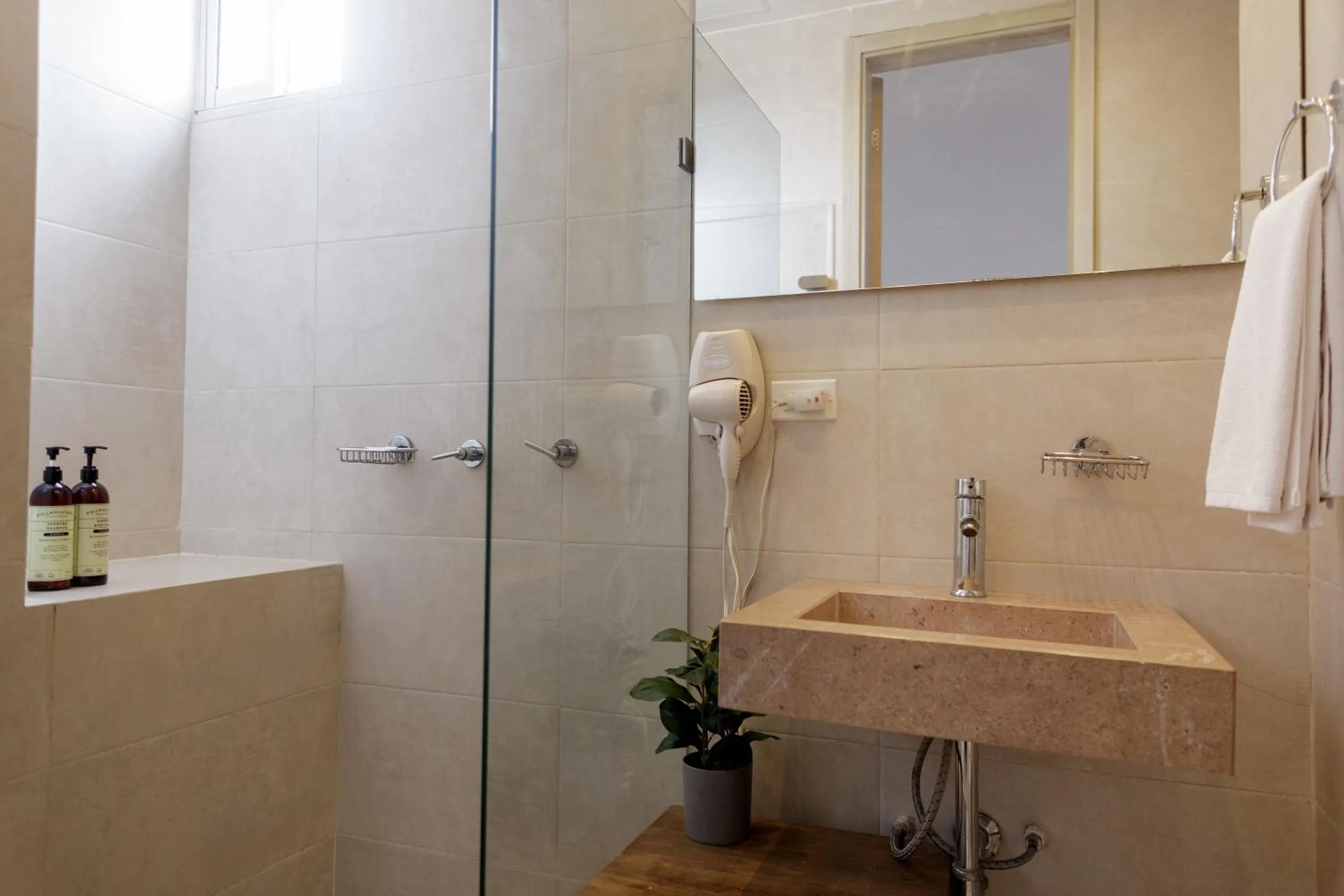 Shower in Ganem Suites Cartagena