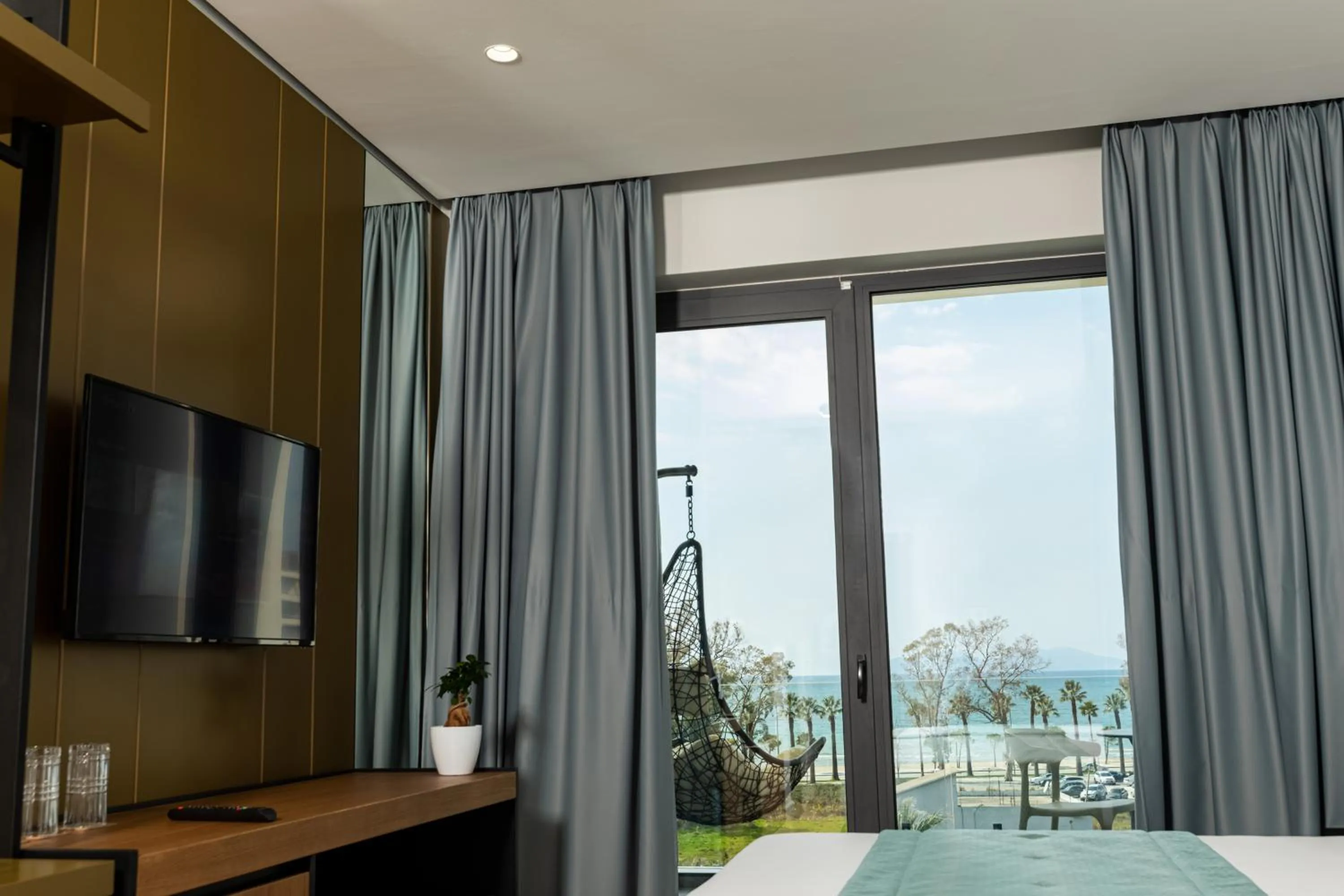 Communal lounge/ TV room, Bed in Ames Hotel & SPA