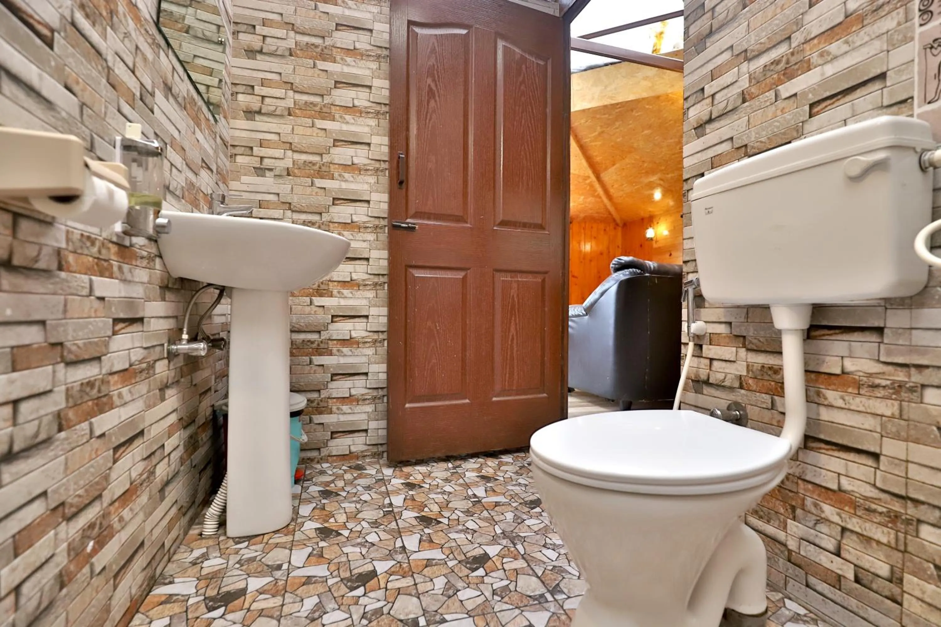 Toilet in De Rock Jungle Living Resort