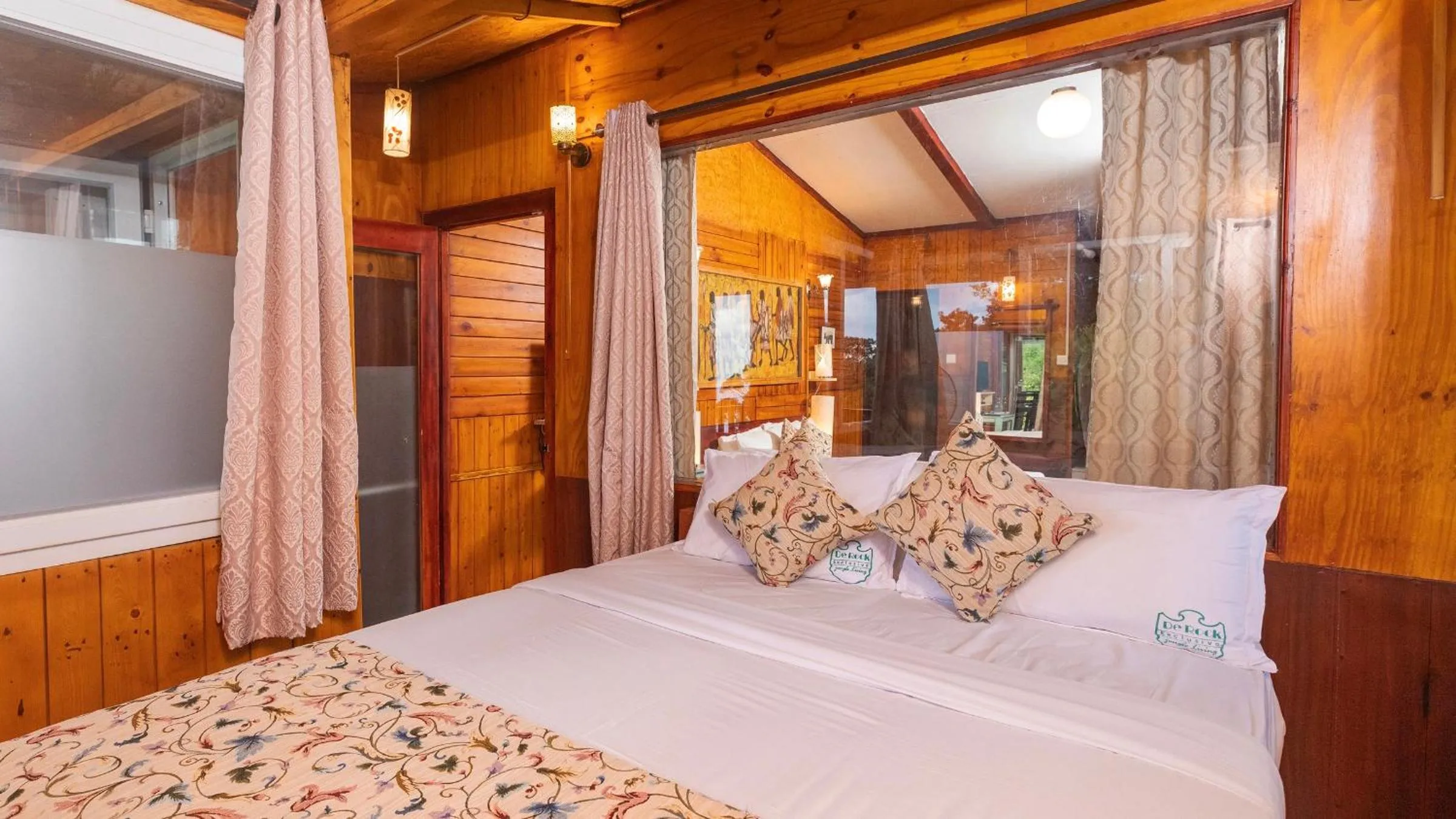 Bed in De Rock Jungle Living Resort