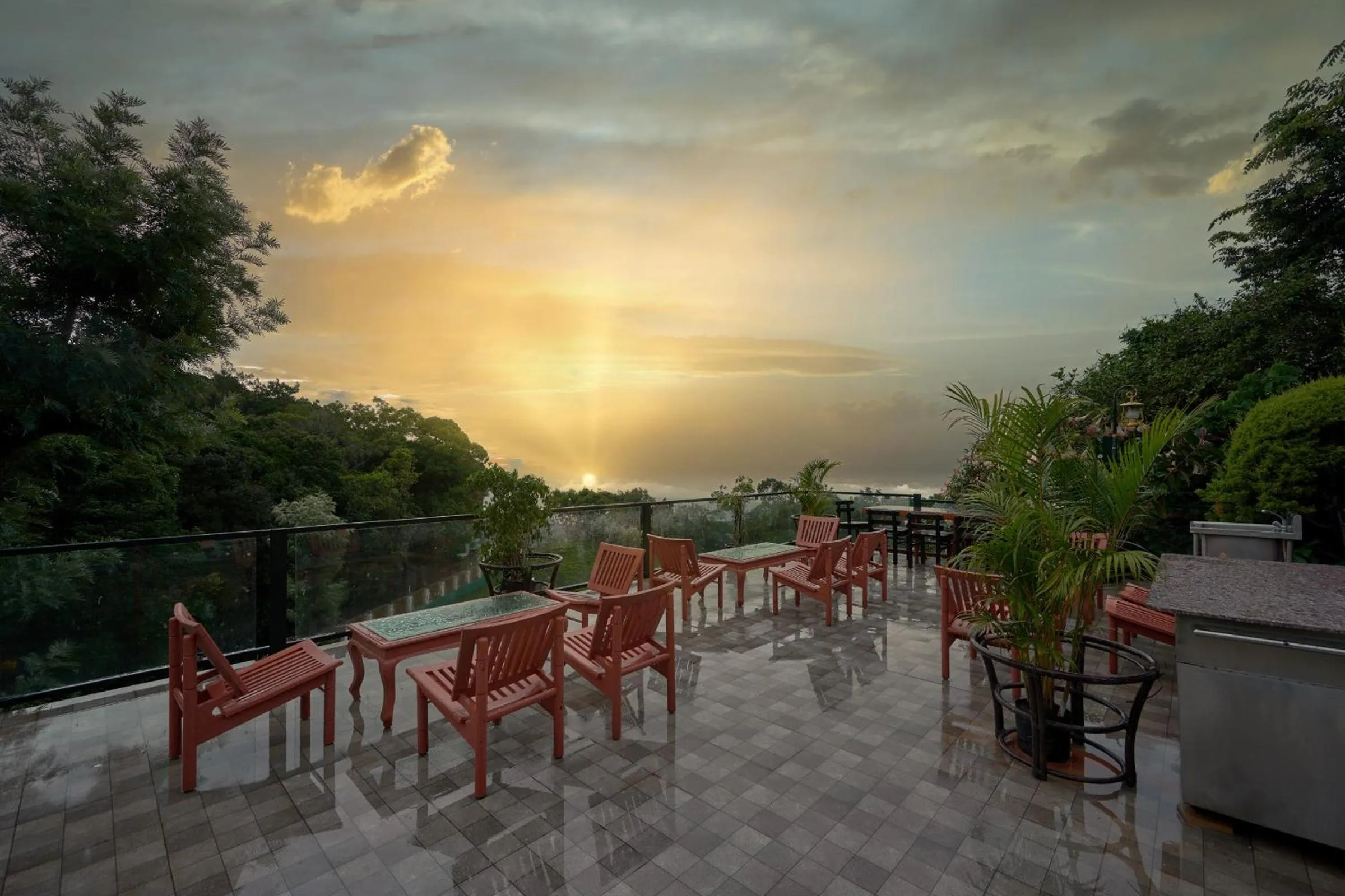 Restaurant/places to eat in De Rock Jungle Living Resort