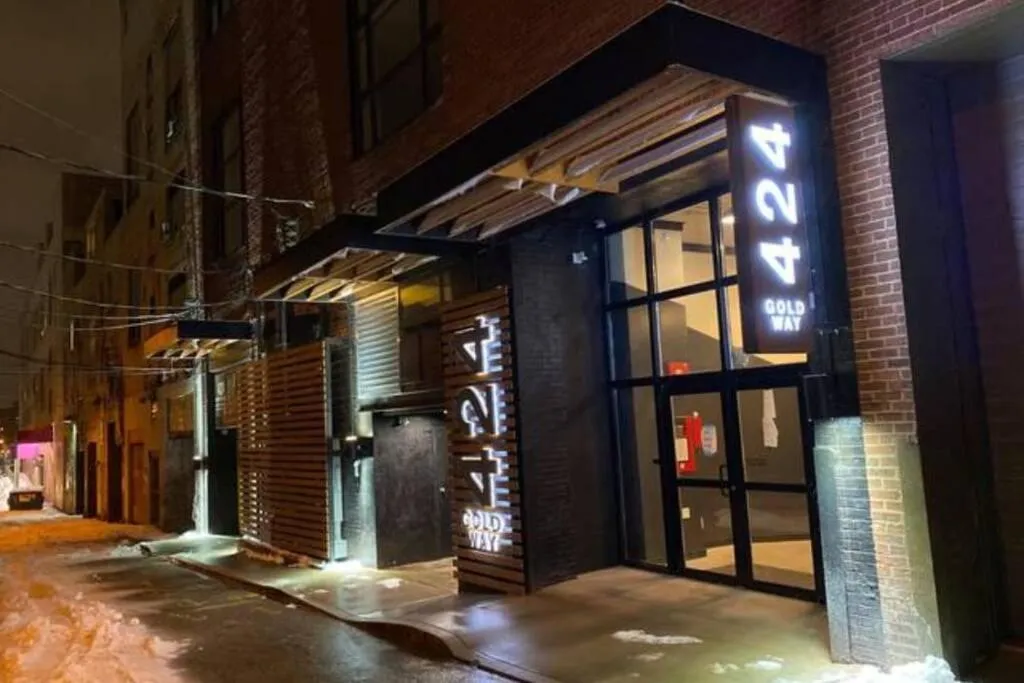 Property building in 3E - *Renovated* 3 min to Hillman Cancer Center Sleeps 6