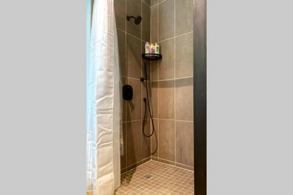Bathroom in 3E - *Renovated* 3 min to Hillman Cancer Center Sleeps 6