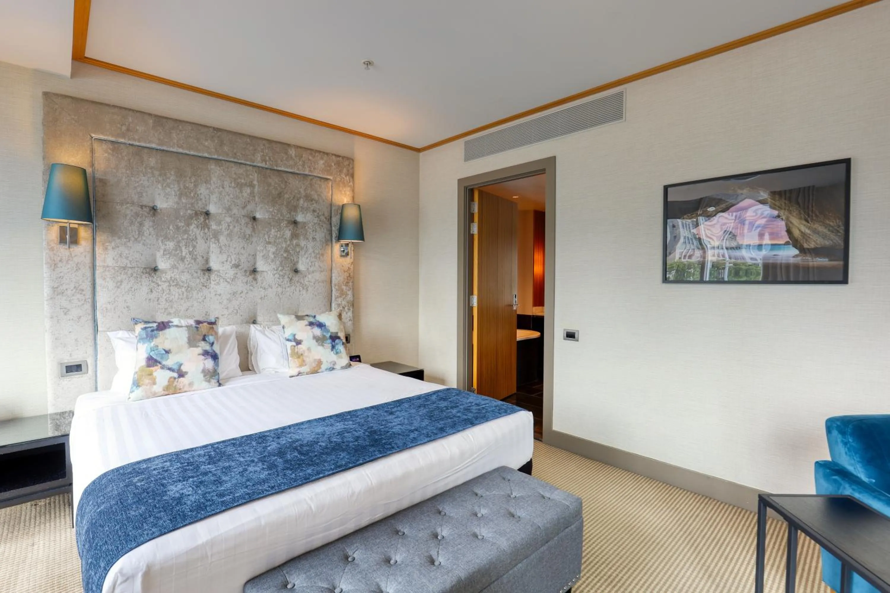 Living room, Bed in Marsden Viaduct