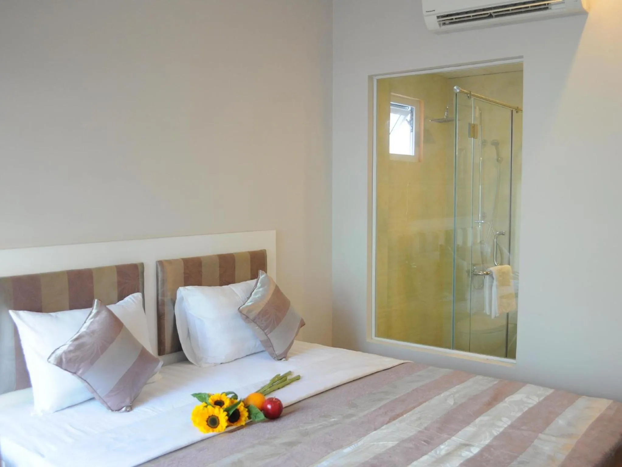 Bedroom, Bed in Van Nam Hotel