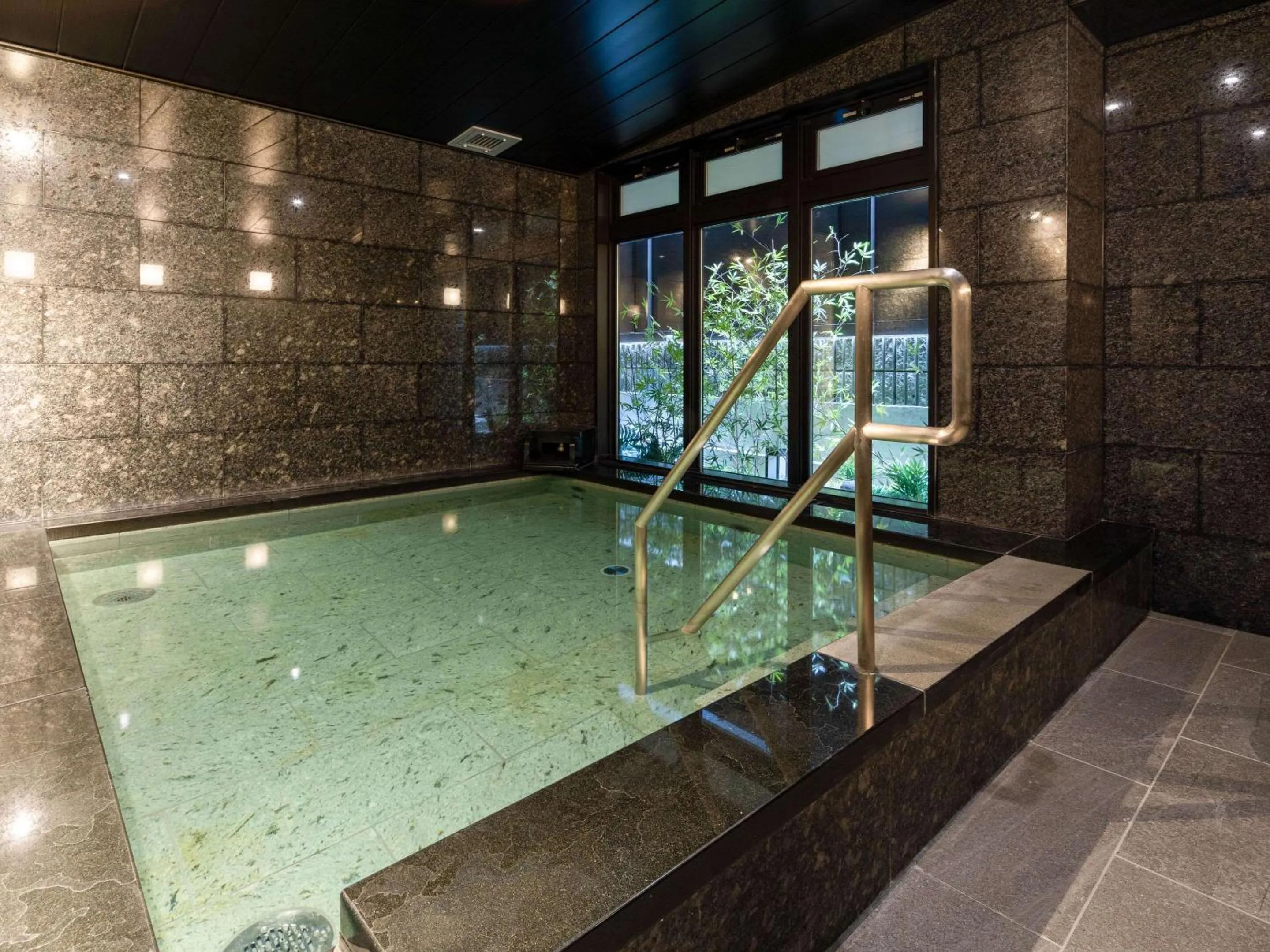 Swimming pool in Comfort Inn Kyoto Shijokarasuma
