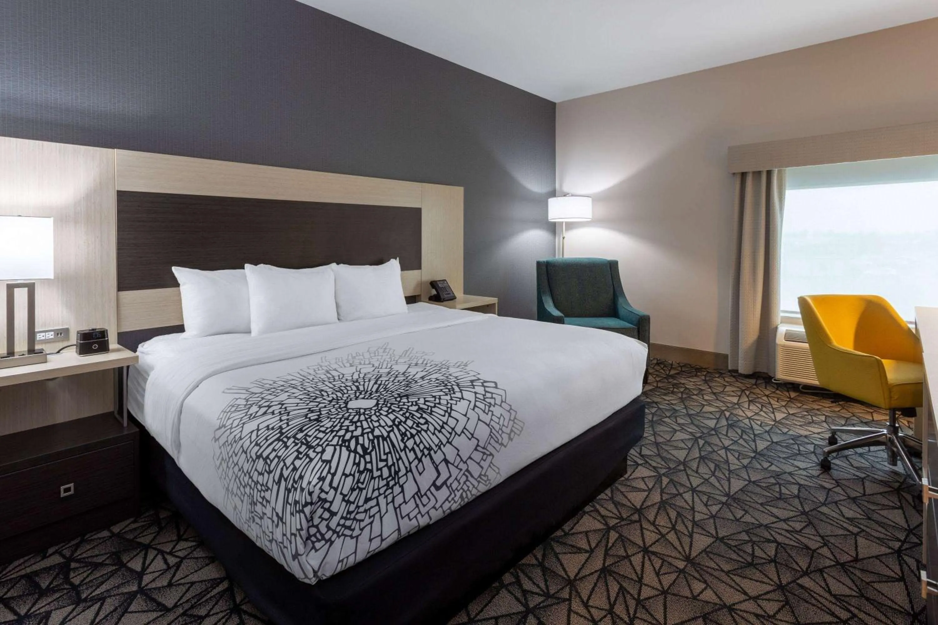 Photo of the whole room, Bed in La Quinta Inn & Suites by Wyndham Shorewood