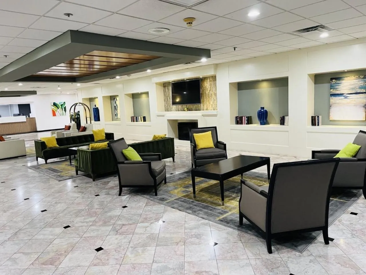 Seating area in Wingate Houston near NRG Park/Medical Center