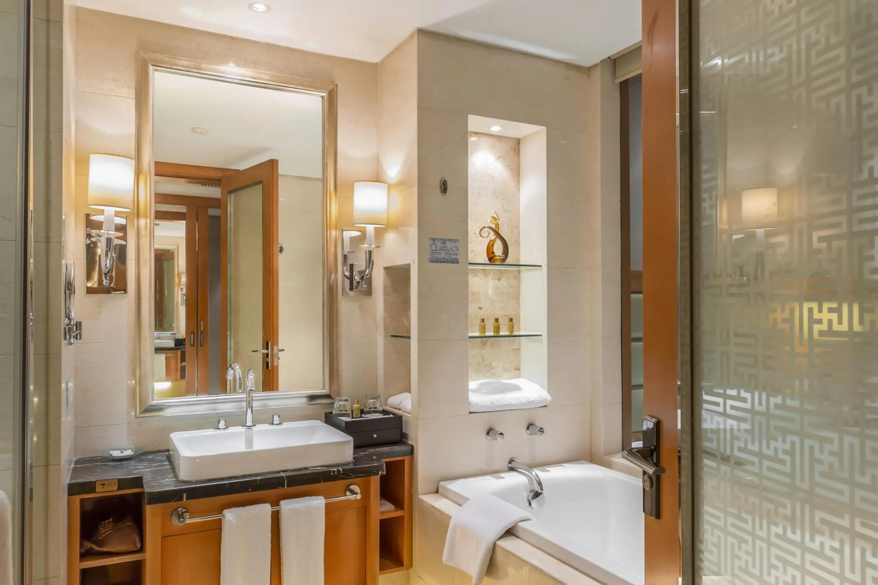 Wyndham Xinyang Downtown