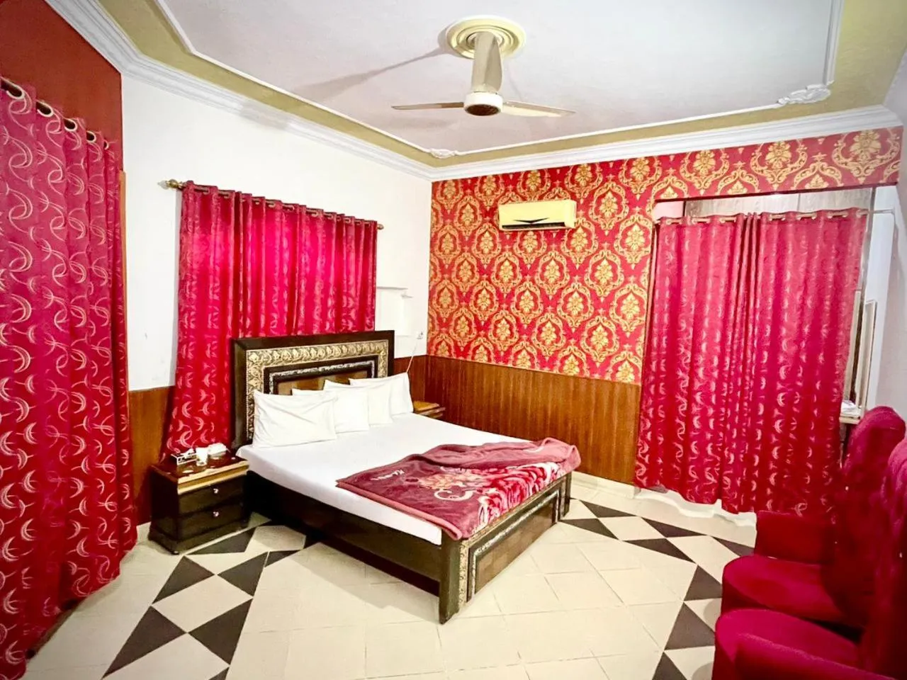 Bed in Hotel Royal Luxury Multan