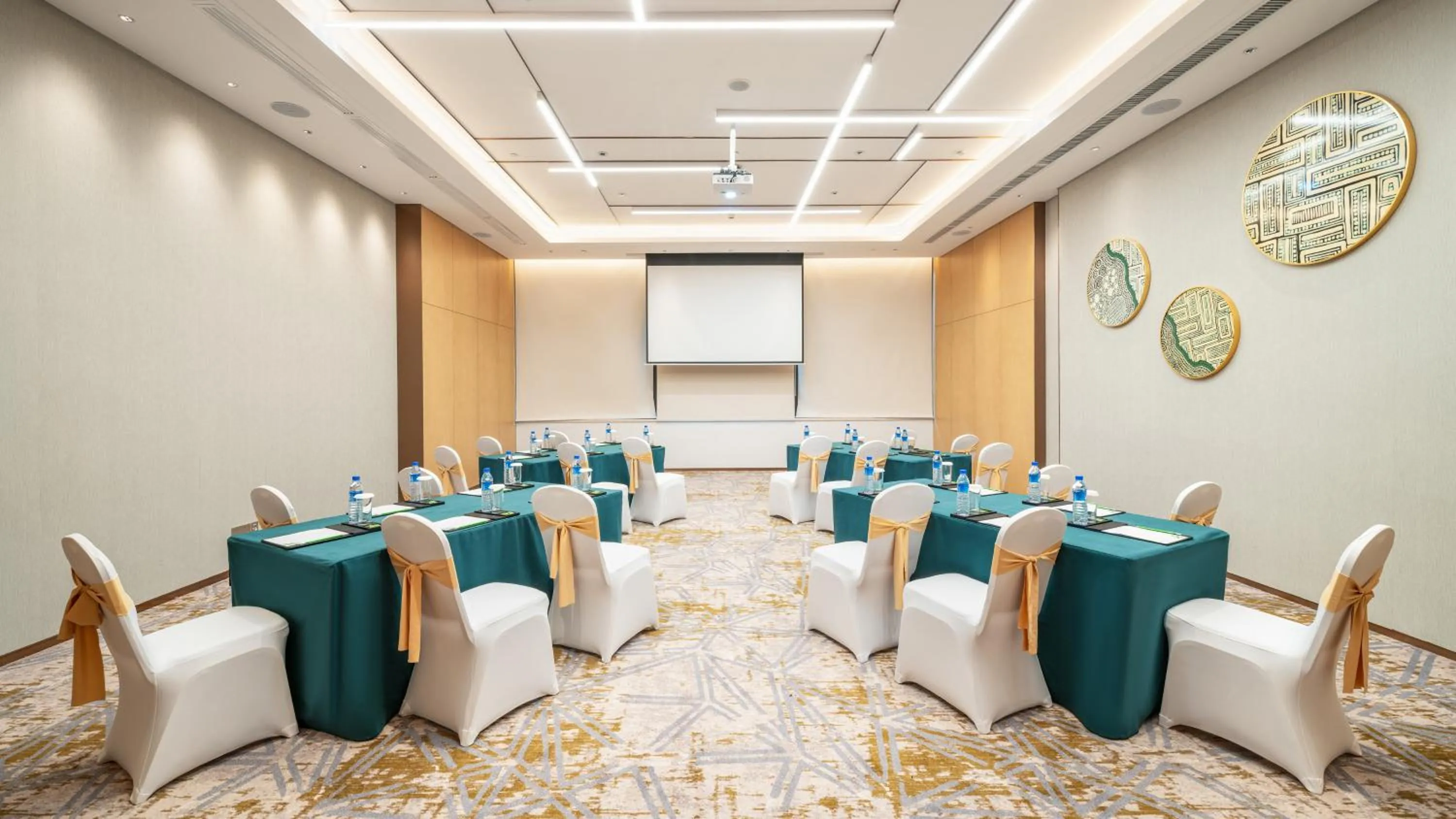 Meeting/conference room in Holiday Inn Tongren Wanshan by IHG