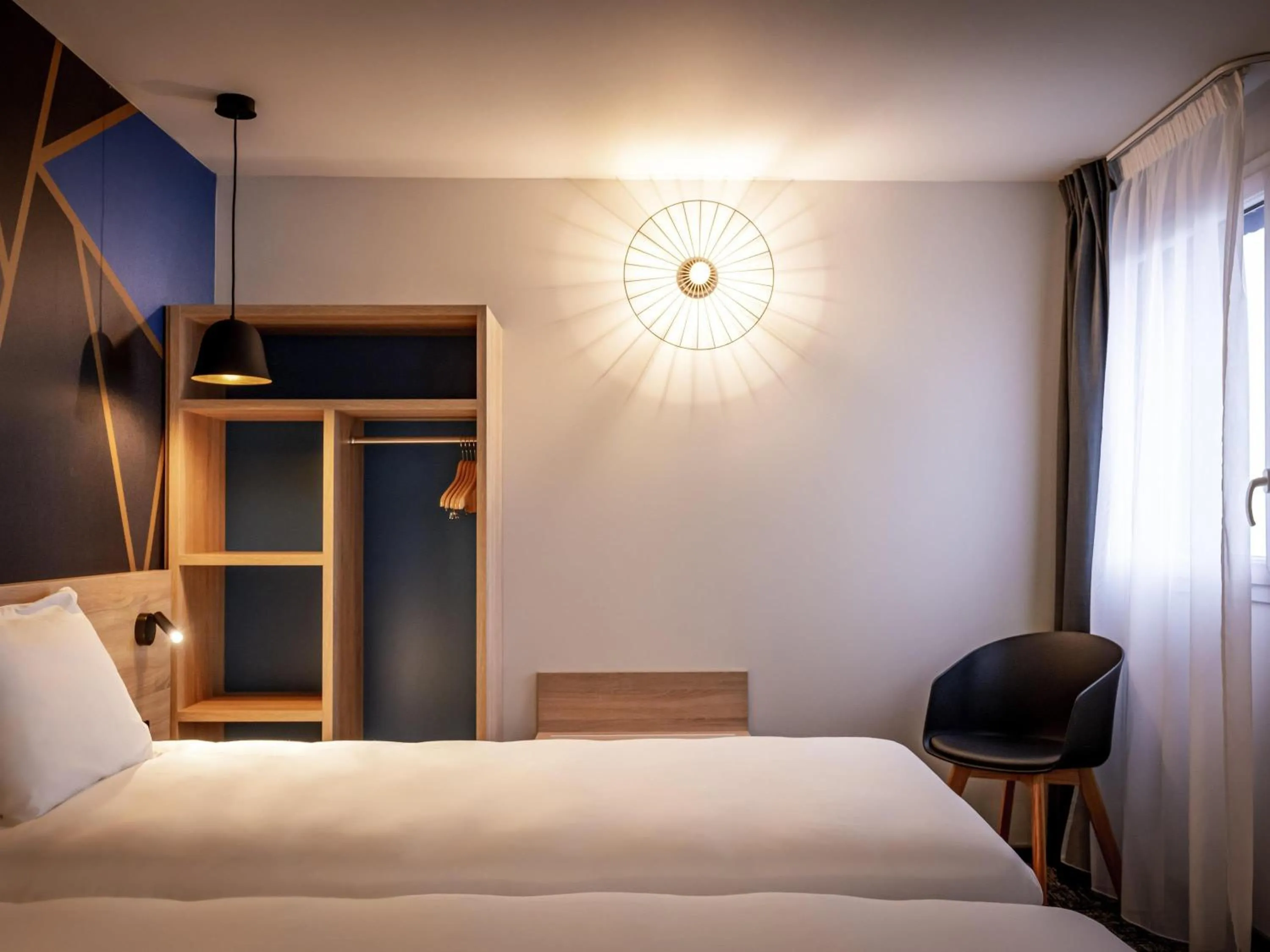 Bedroom, Bed in ibis Styles Valenciennes Petite Foret