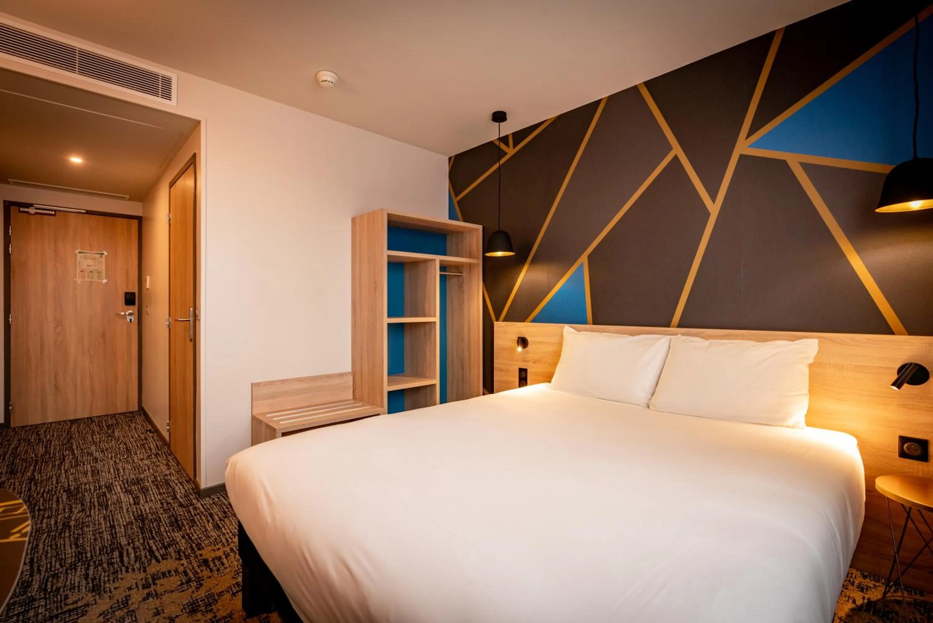 Bedroom, Bed in ibis Styles Valenciennes Petite Foret