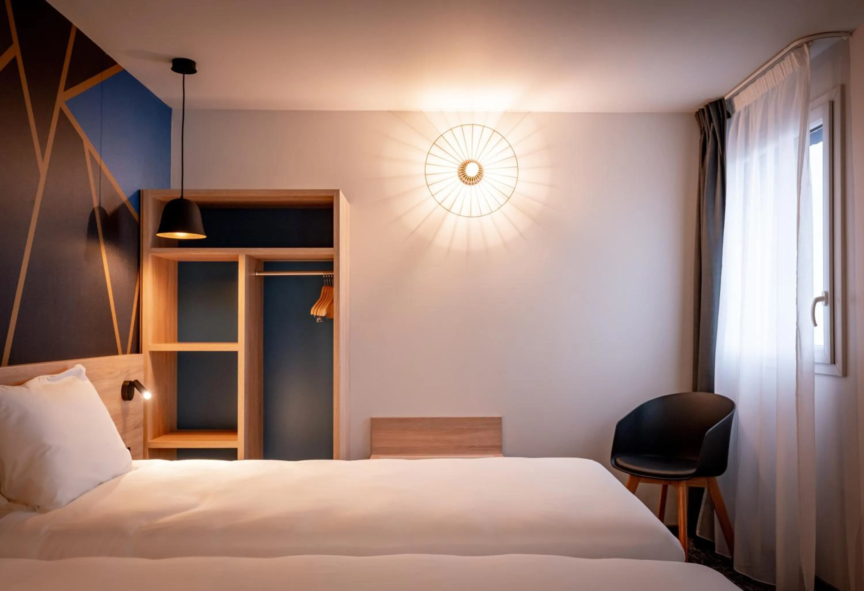 Bedroom, Bed in ibis Styles Valenciennes Petite Foret