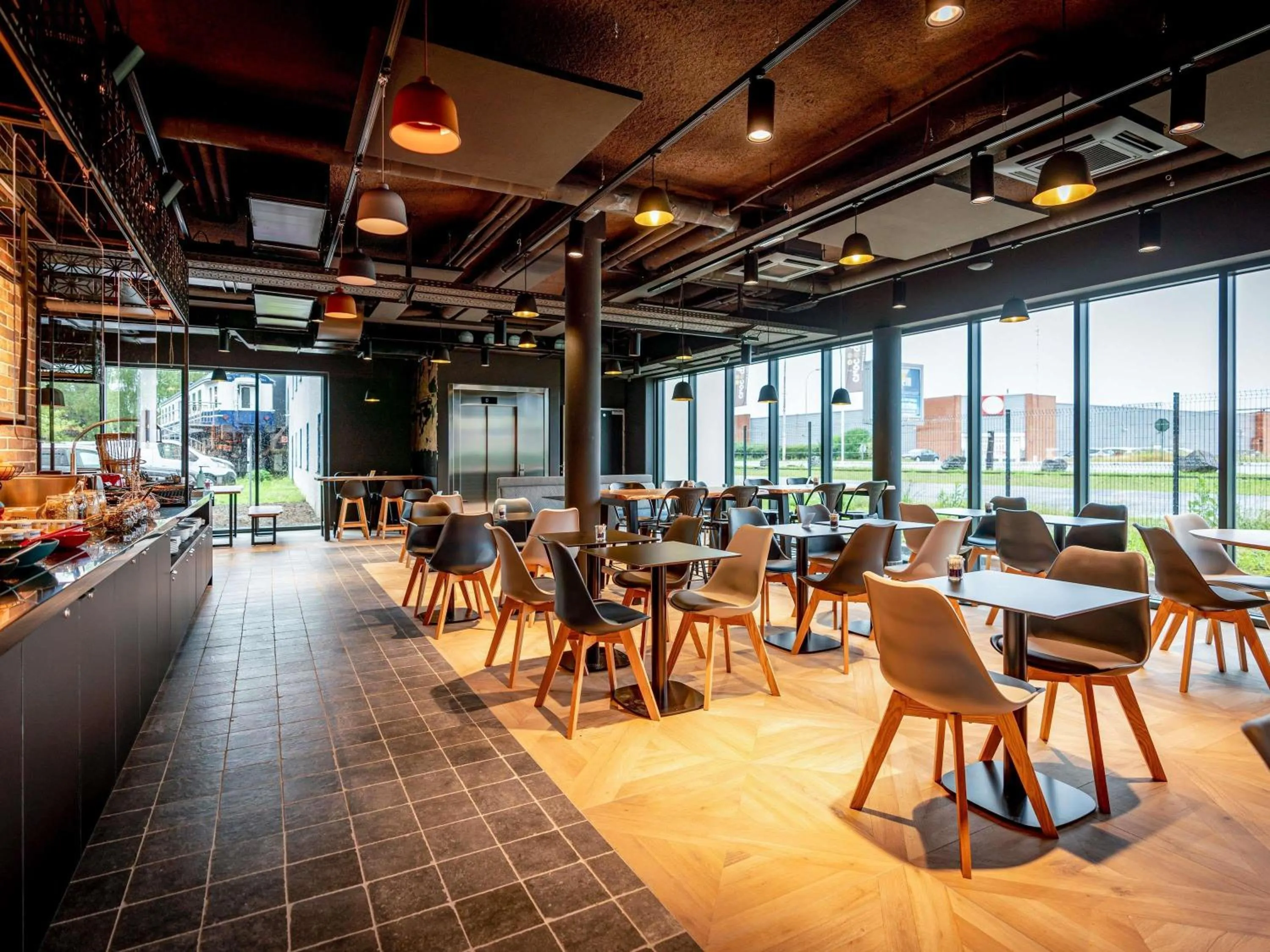 Lounge or bar in ibis Styles Valenciennes Petite Foret