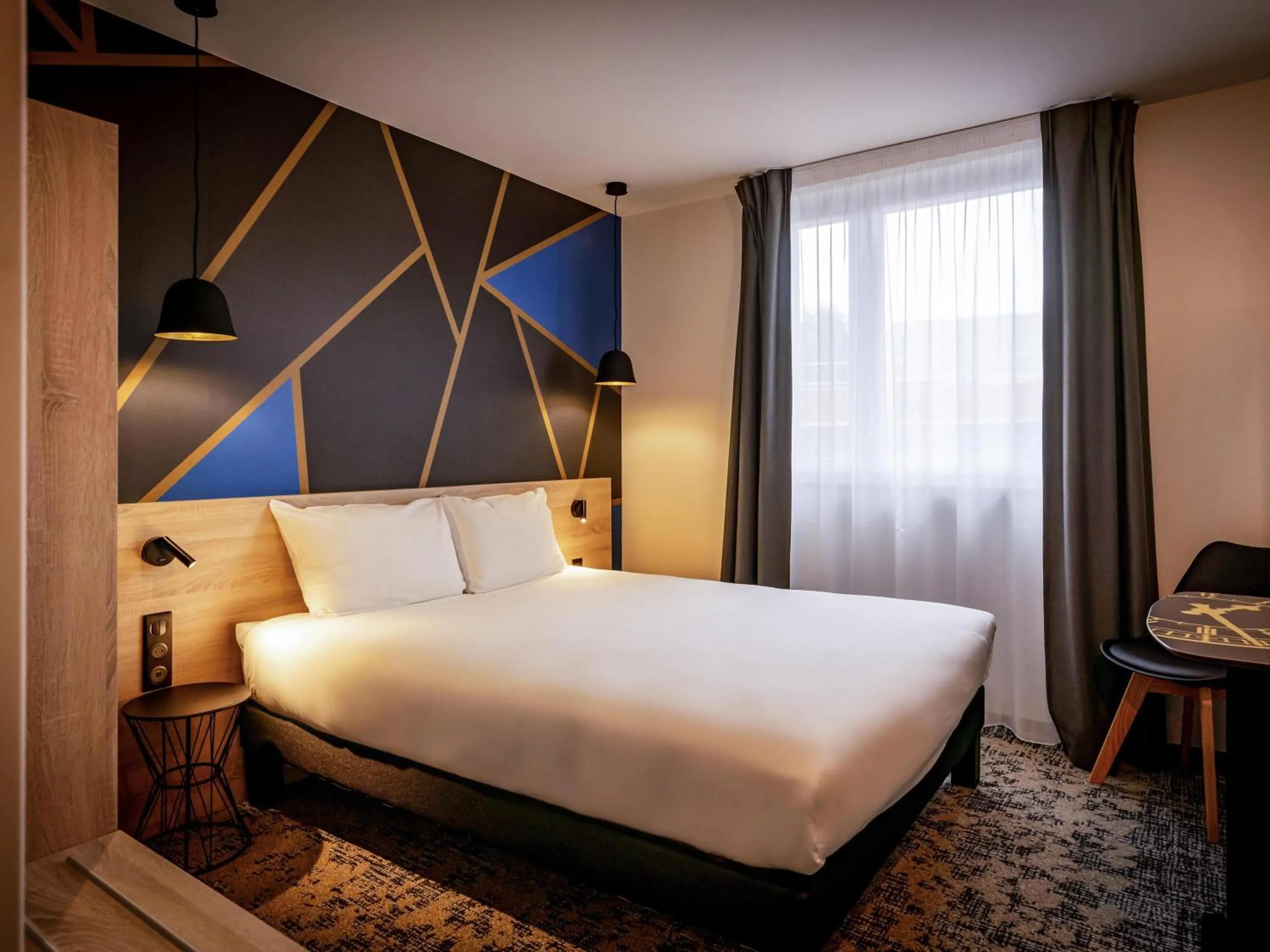 Bedroom, Bed in ibis Styles Valenciennes Petite Foret