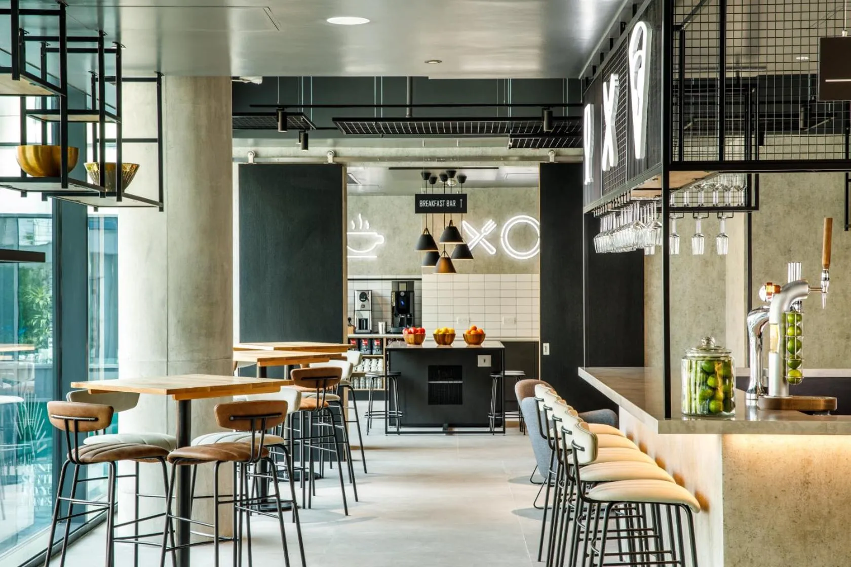 Lounge or bar in ibis London Sutton Point