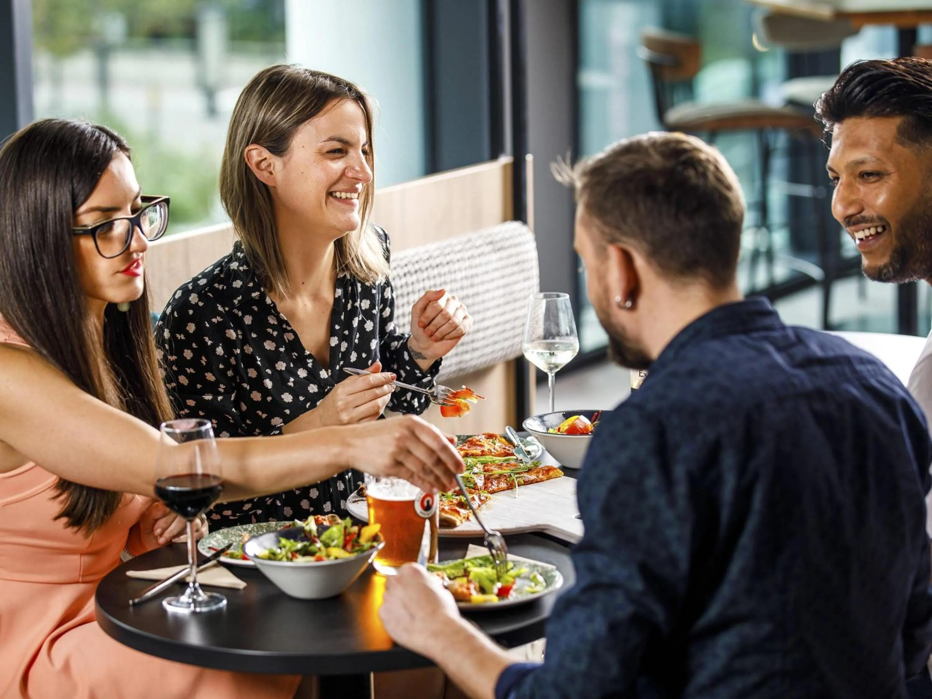 Restaurant/places to eat in ibis London Sutton Point