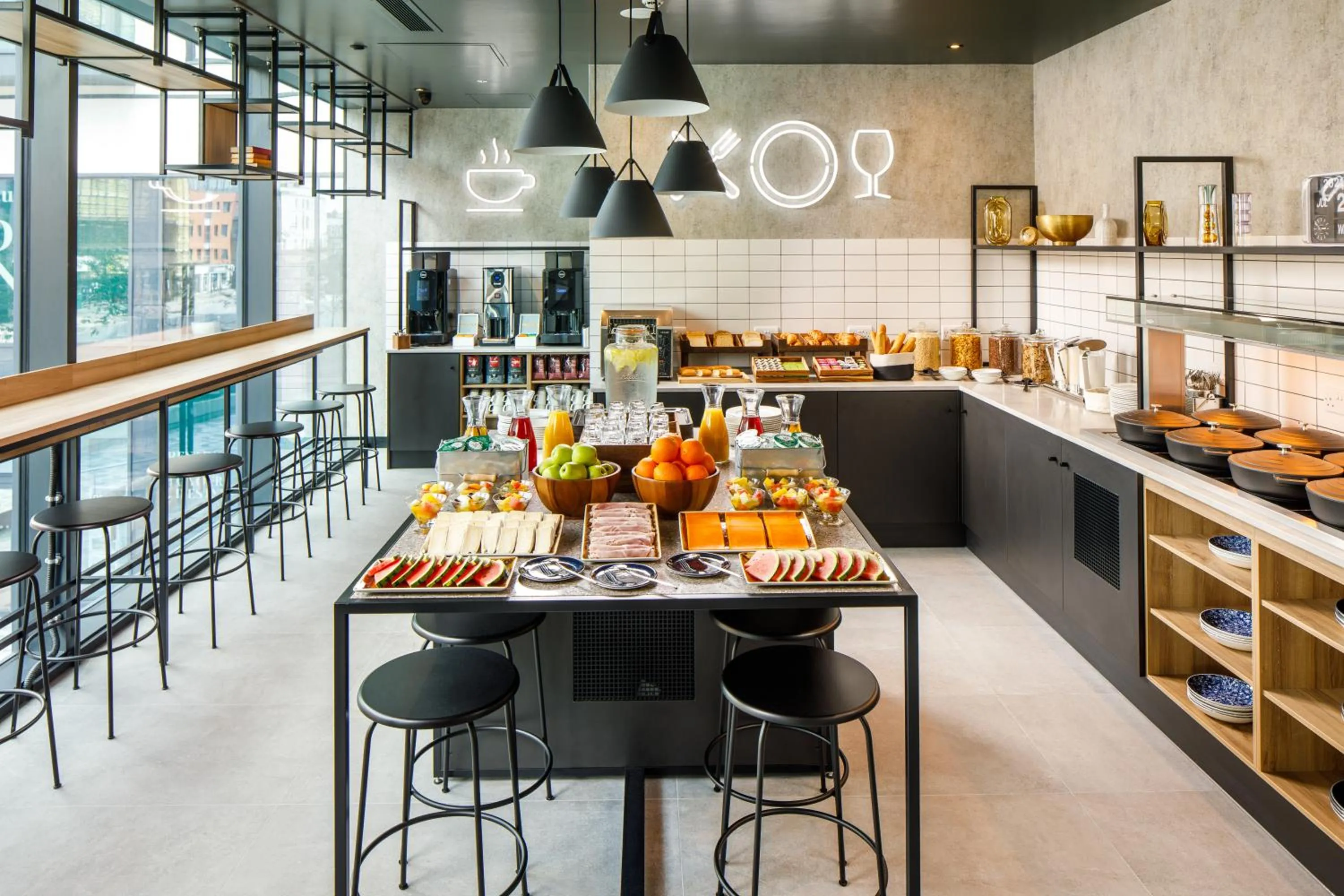 Restaurant/places to eat in ibis London Sutton Point