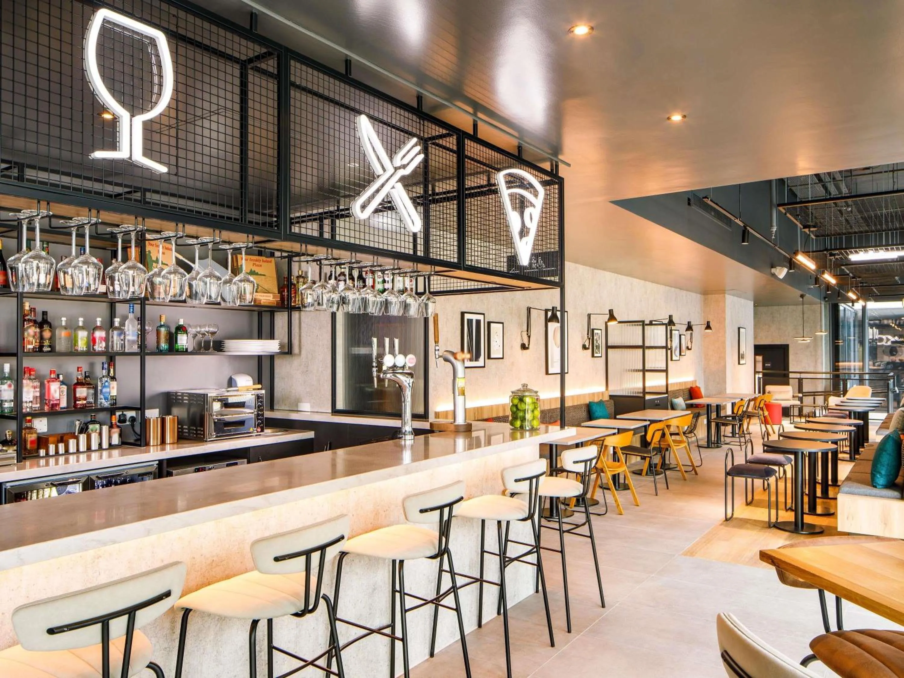 Restaurant/places to eat in ibis London Sutton Point