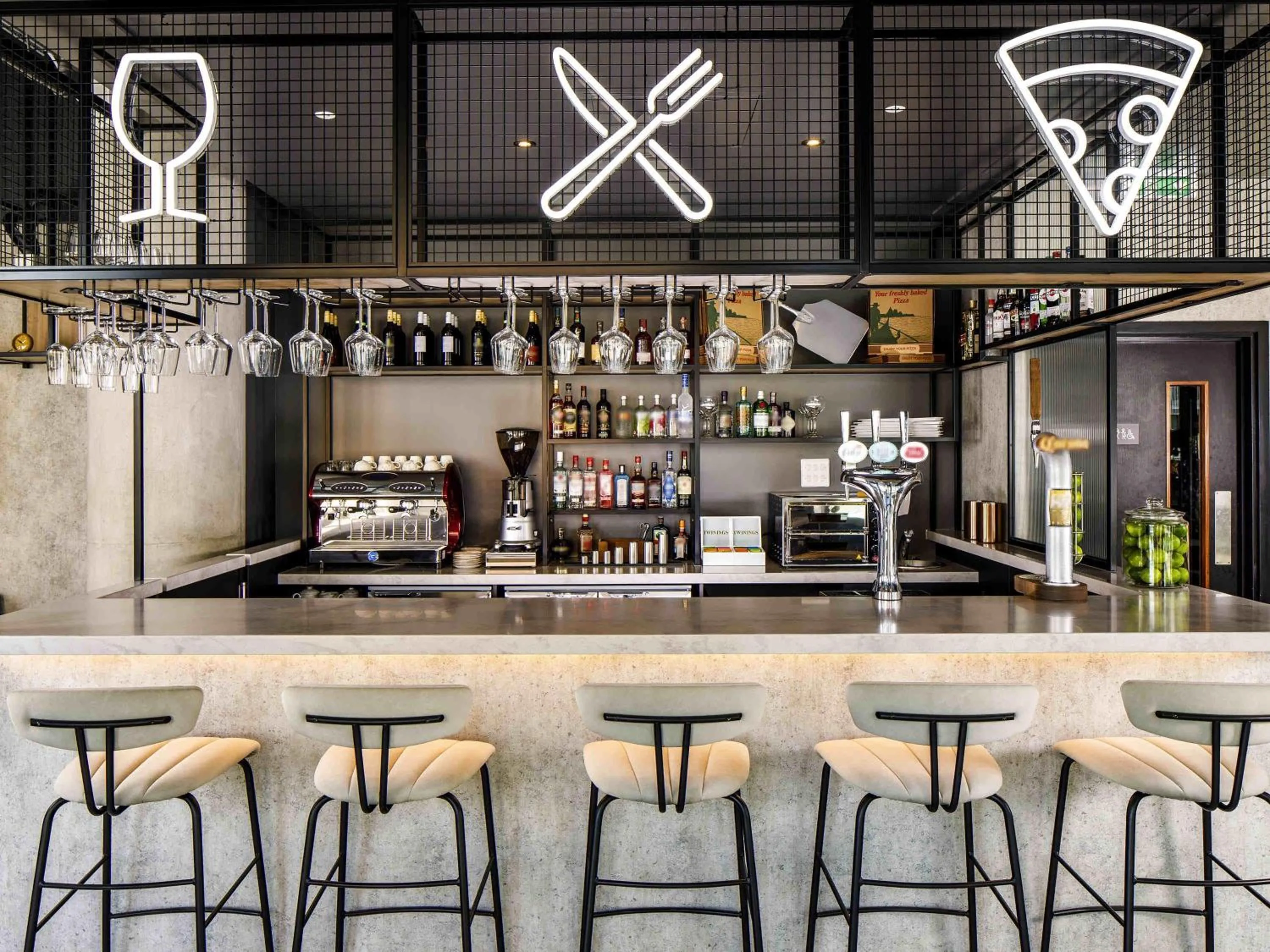 Lounge or bar in ibis London Sutton Point