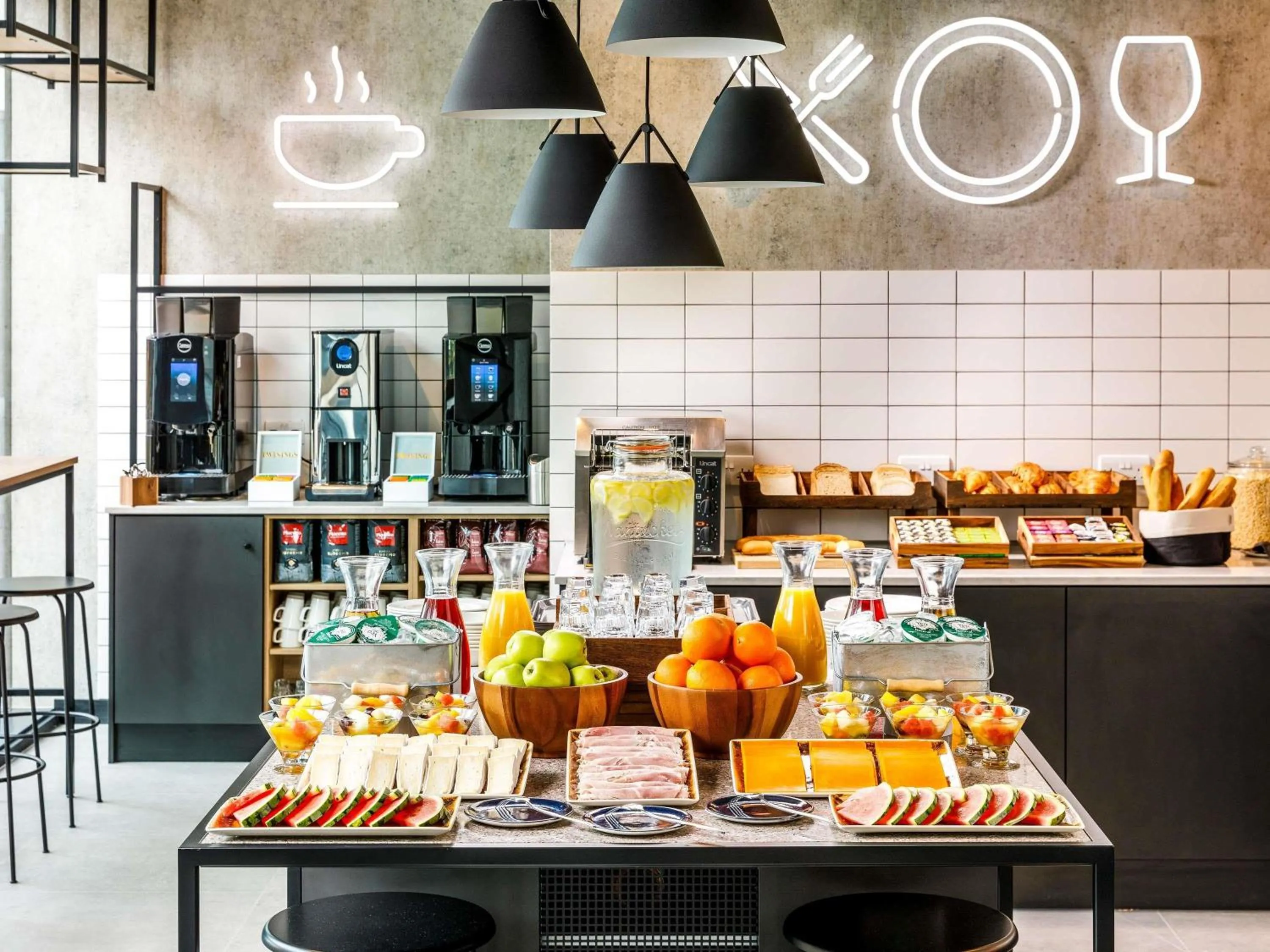 Restaurant/places to eat in ibis London Sutton Point