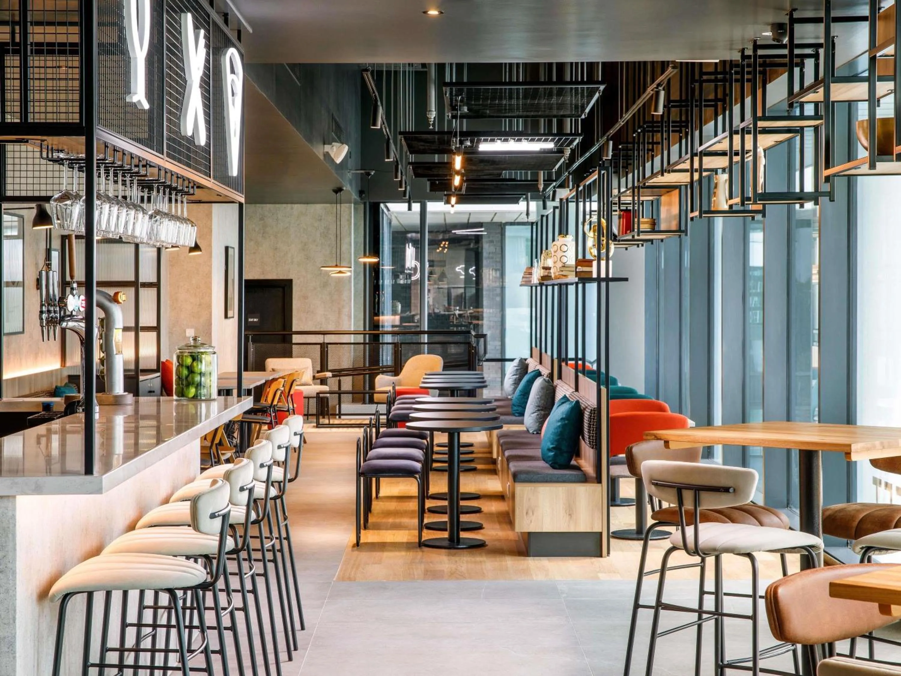 Restaurant/places to eat in ibis London Sutton Point