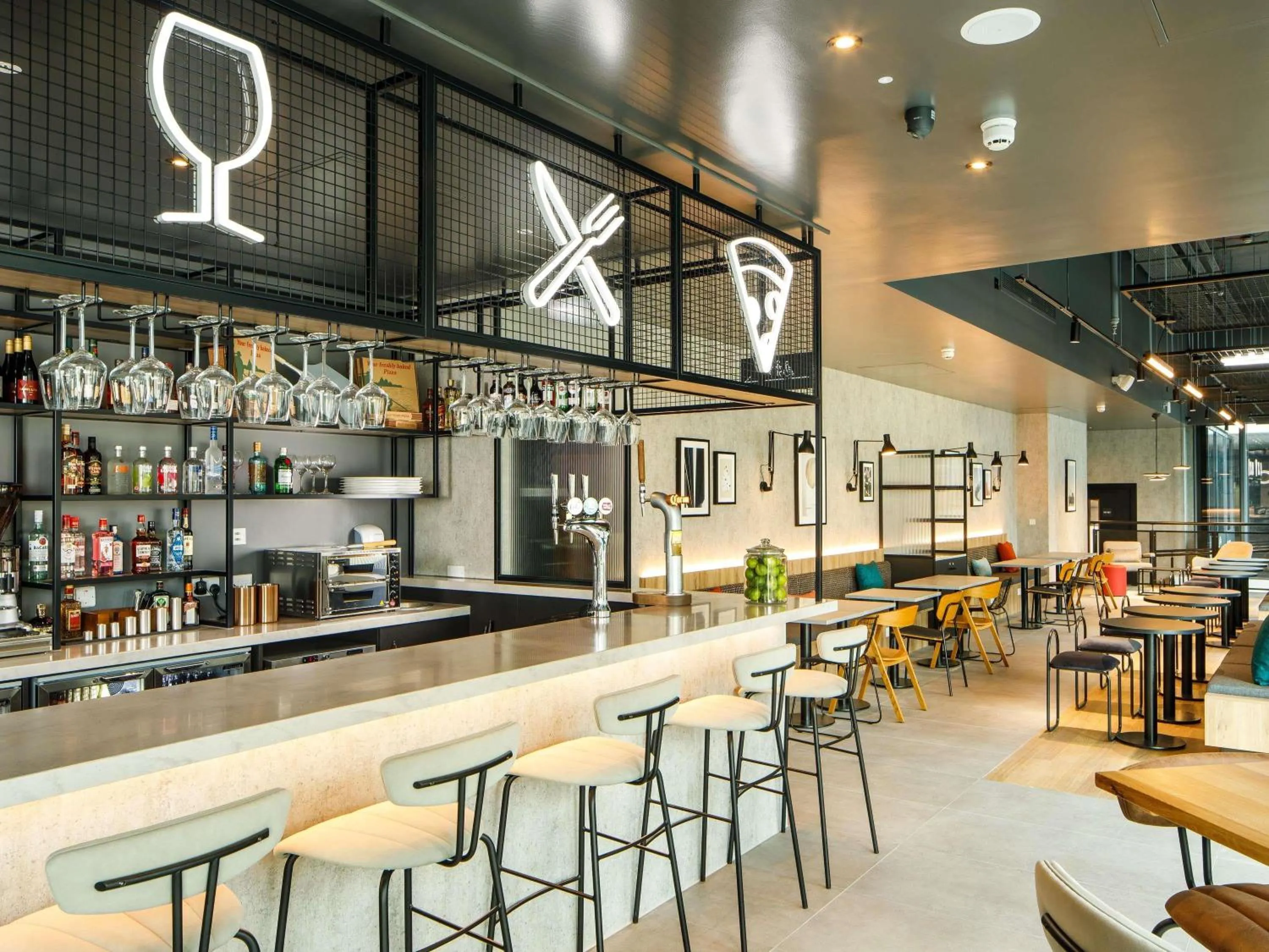 Lounge or bar in Aparthotel Adagio London Sutton Point