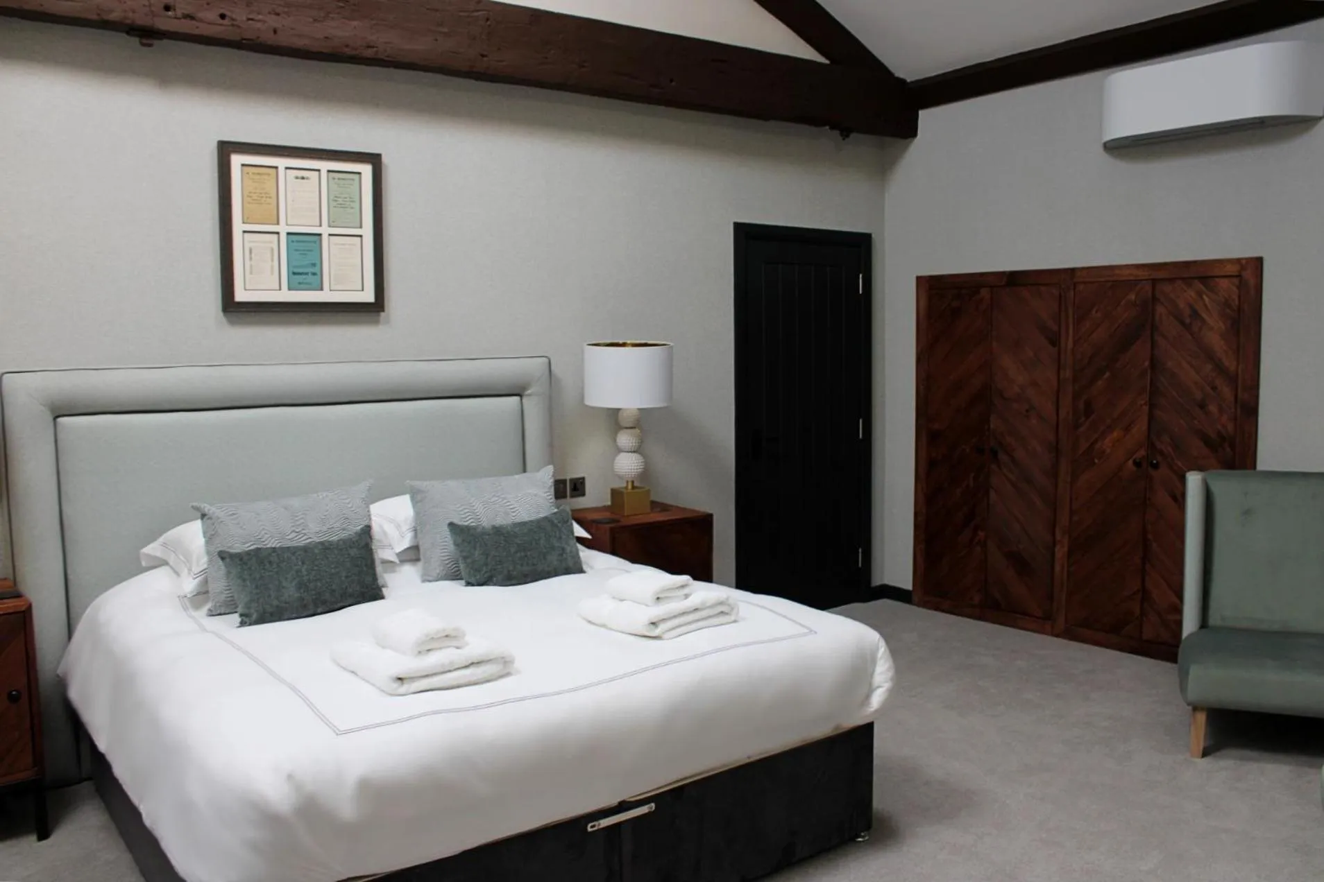 Bedroom, Bed in The Merchant's Yard