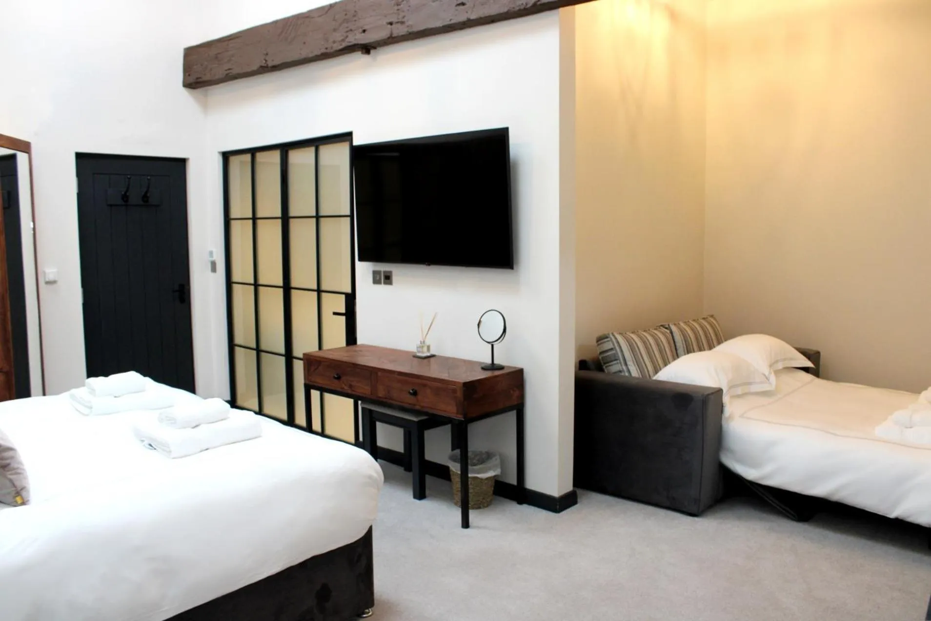 Bedroom, Bed in The Merchant's Yard