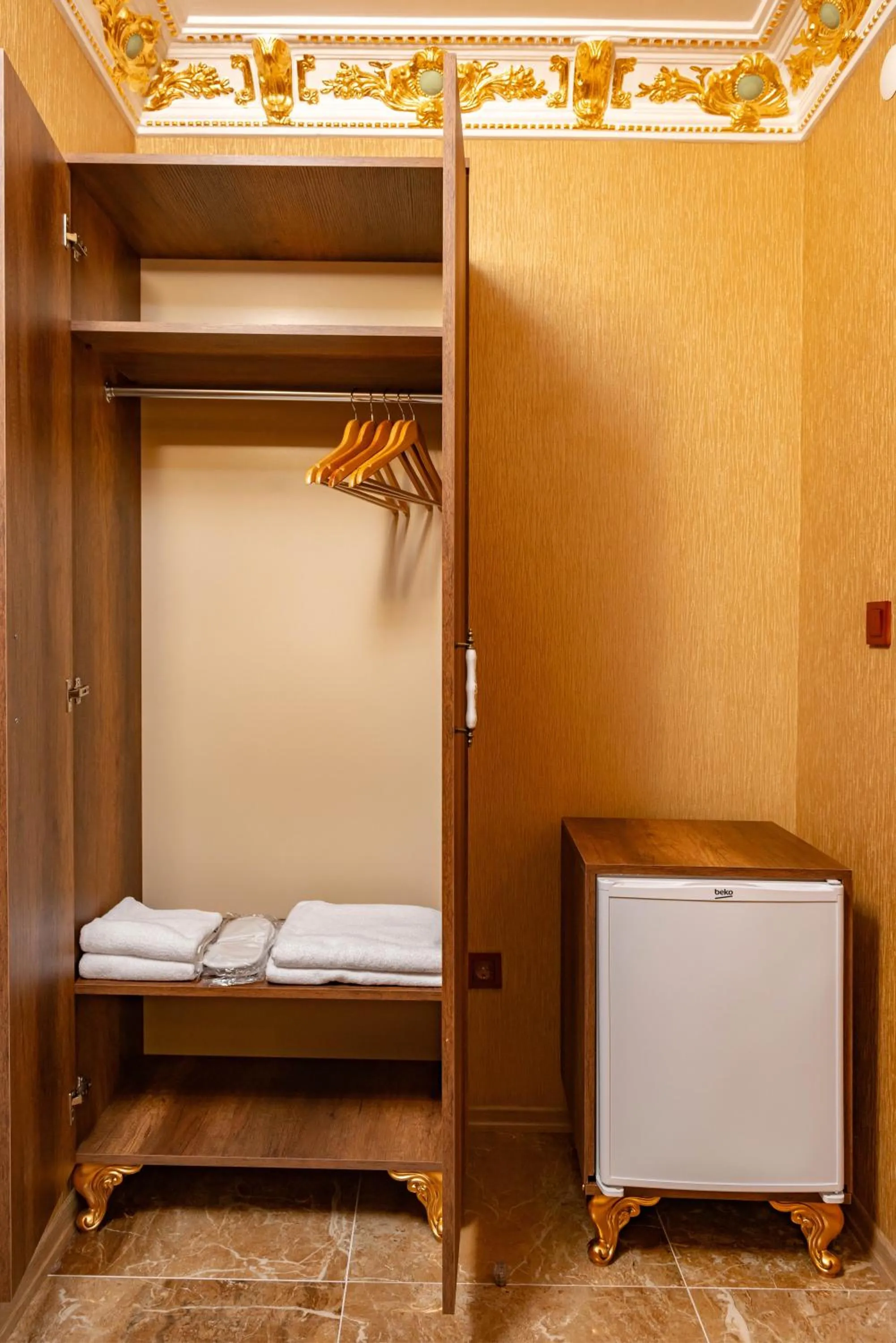 Communal lounge/ TV room, Bed in The Ottoman