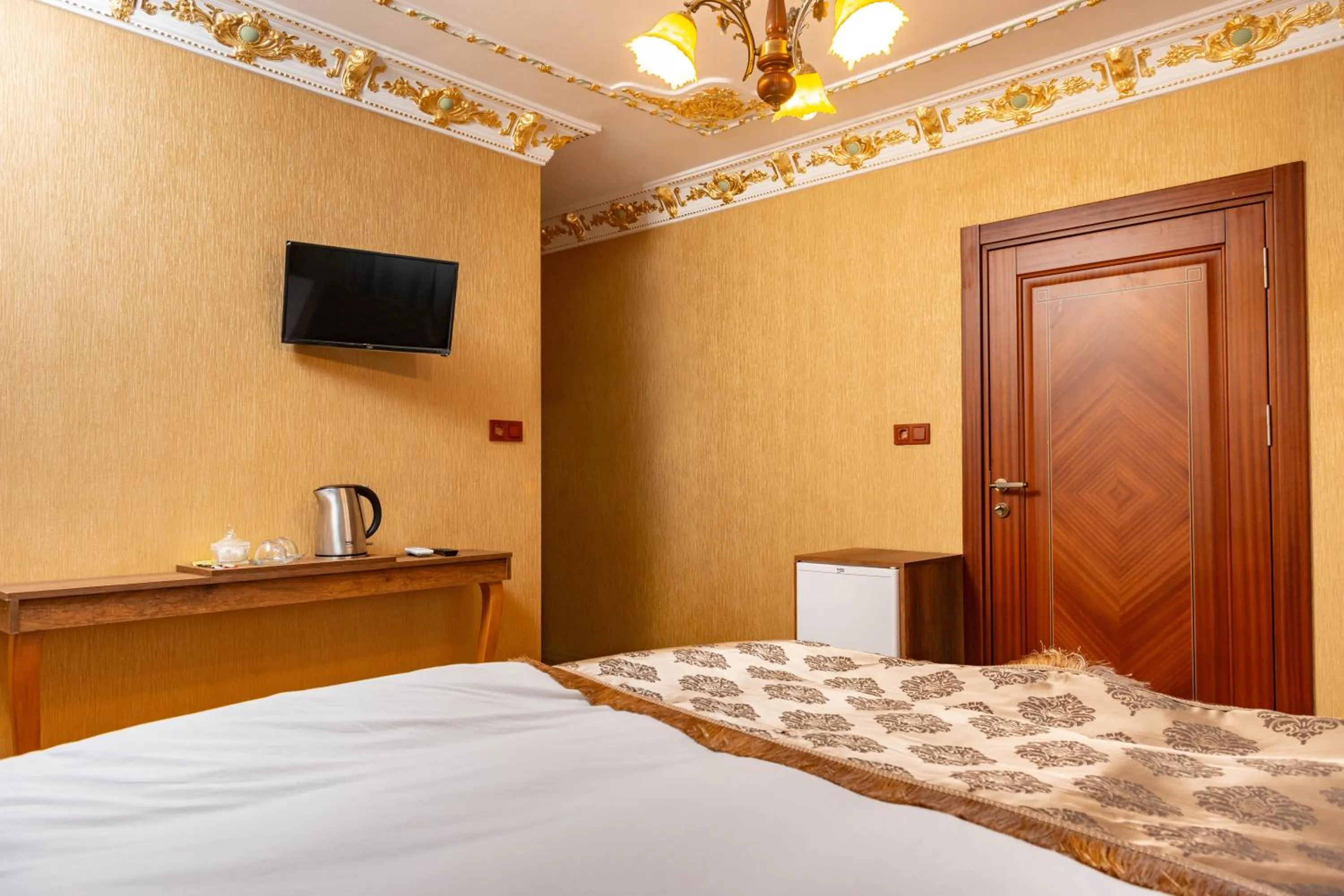 Photo of the whole room, Bed in The Ottoman