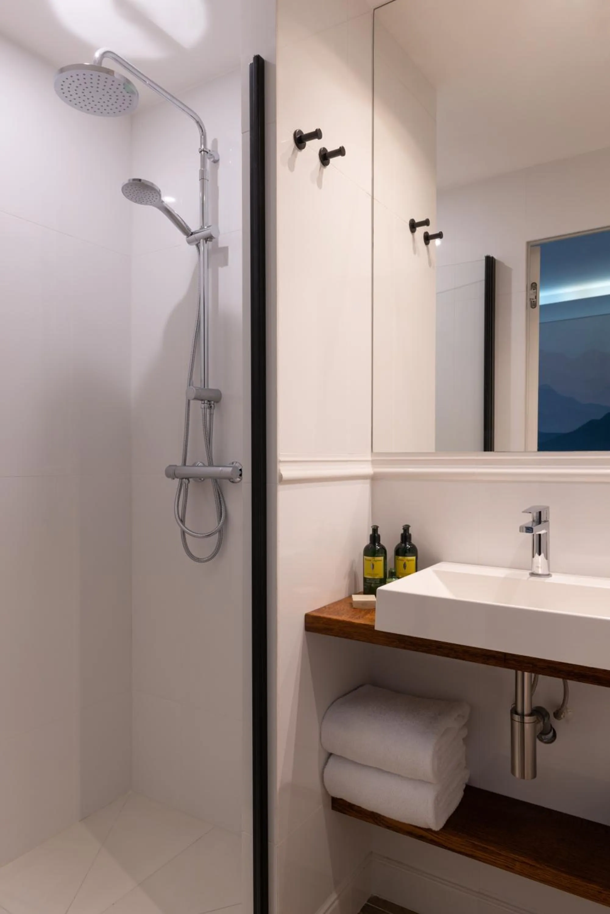 Shower in Hôtel Le Milie Rose