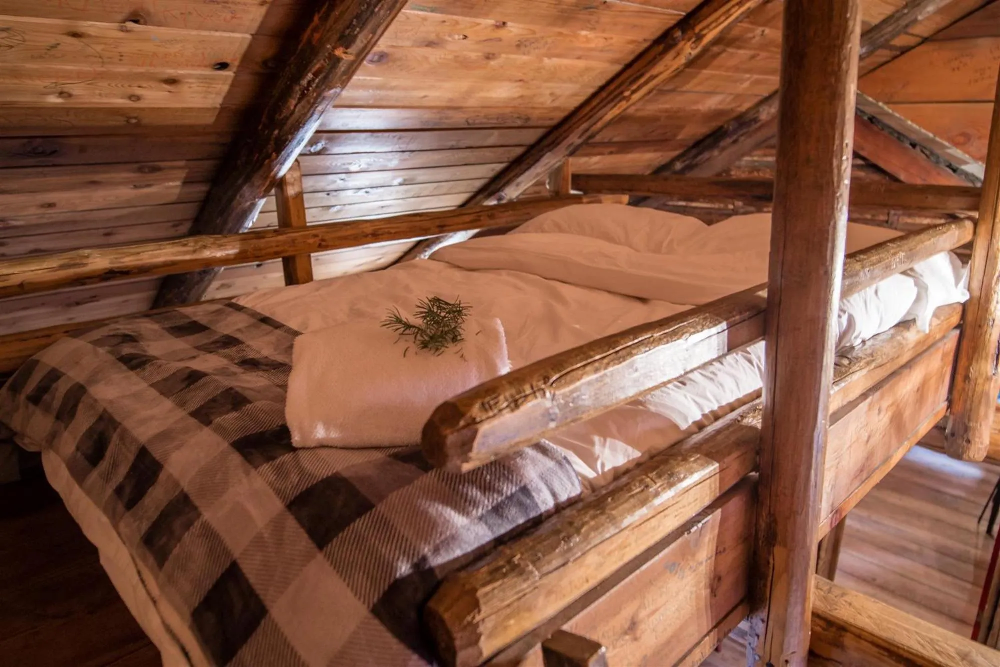 bunk bed, Bed in Chute Lake Lodge