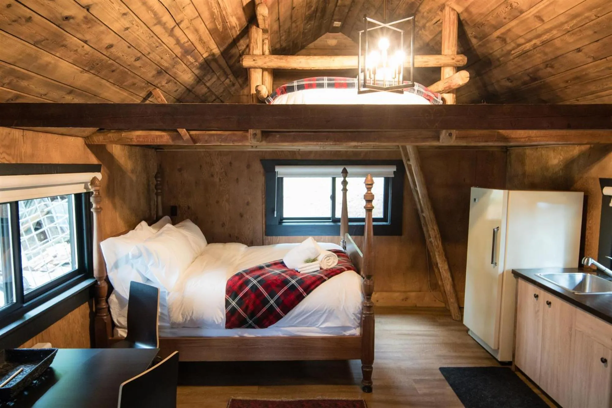 Bedroom, Bed in Chute Lake Lodge