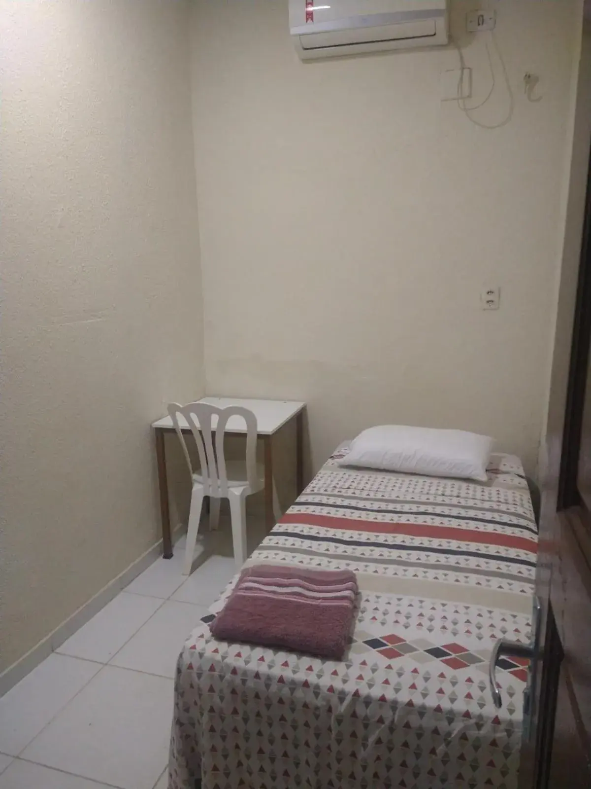 Single Room in Hotel 678 Single Room in Hotel 678