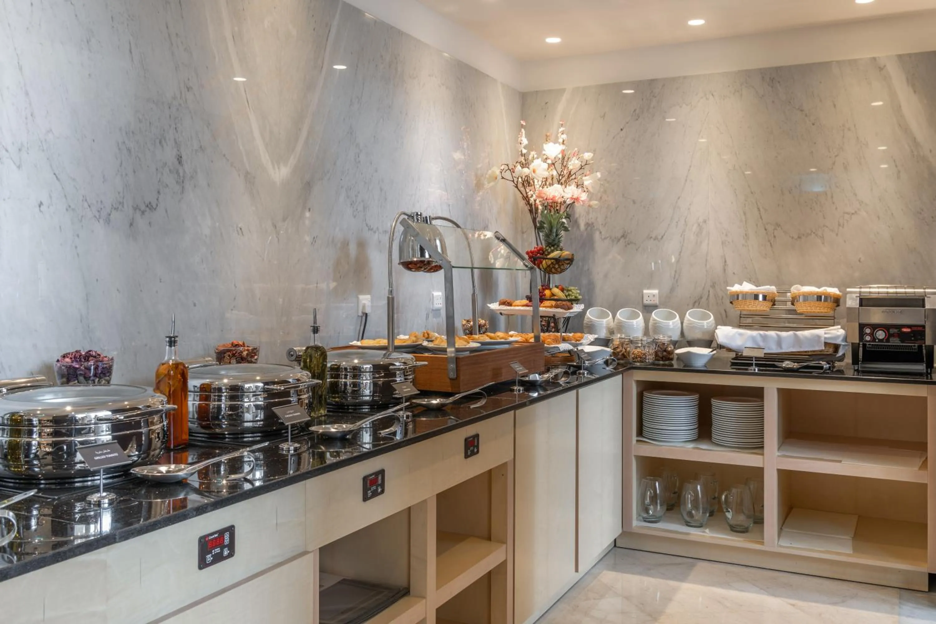 Restaurant/places to eat in Qamar Hotel Jeddah