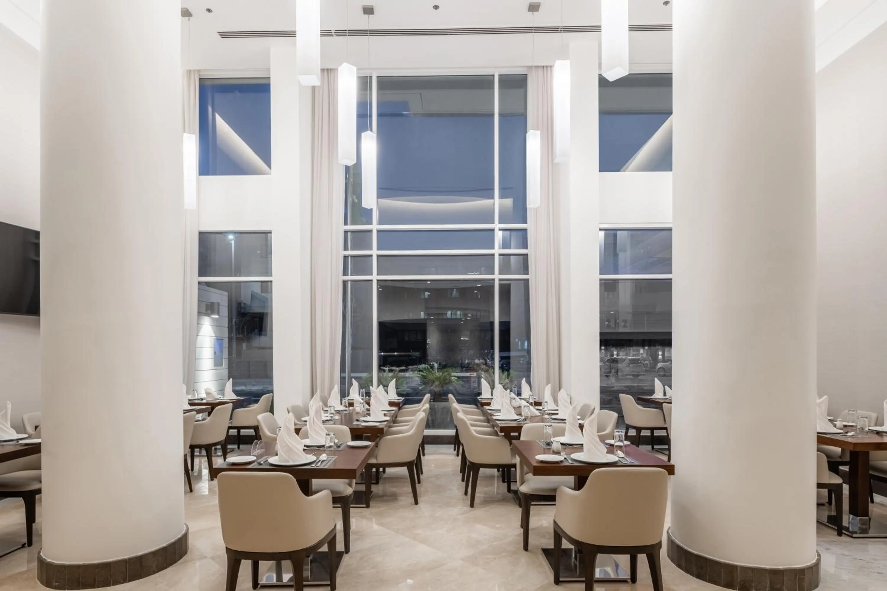 Restaurant/places to eat in Qamar Hotel Jeddah