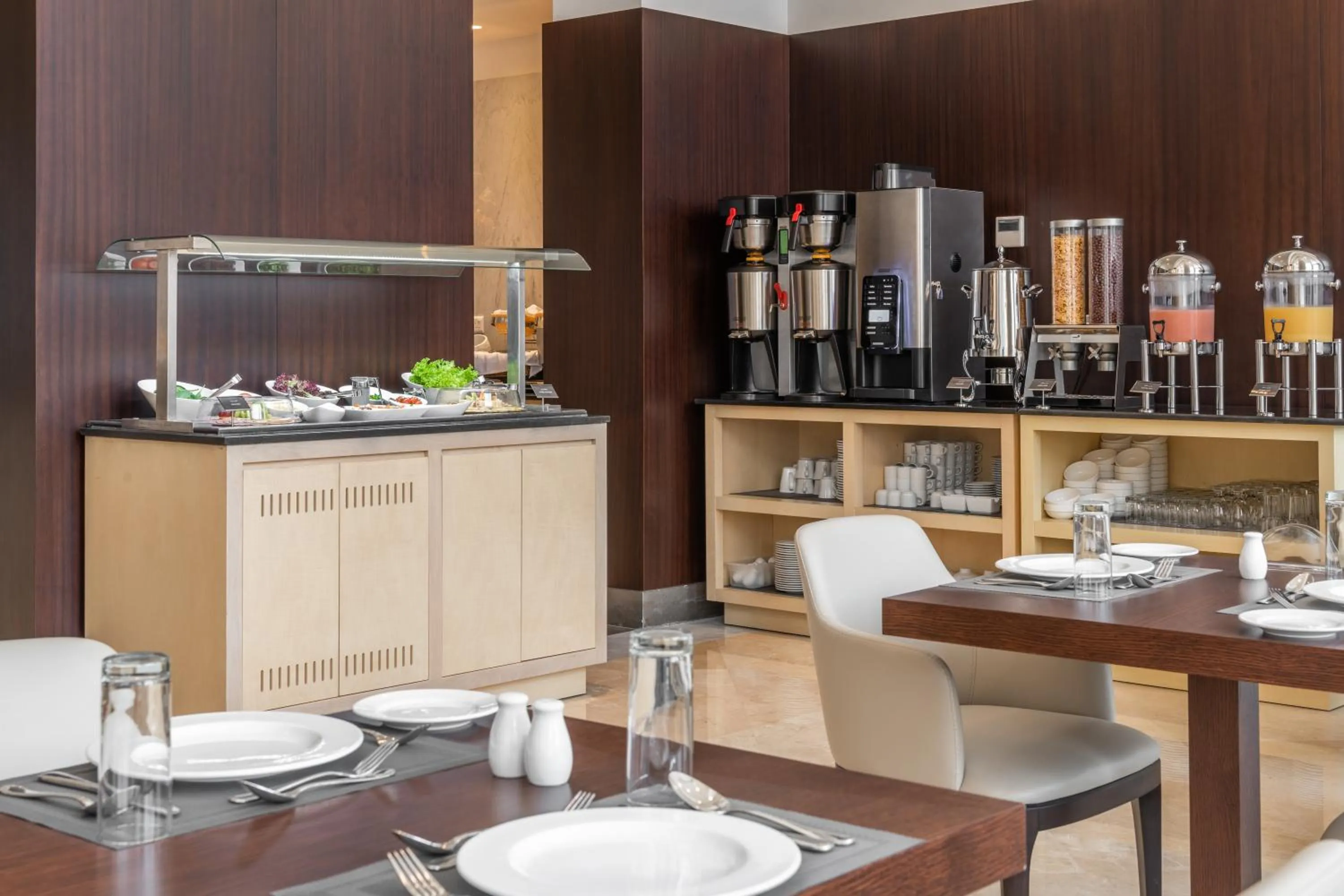 Restaurant/places to eat in Qamar Hotel Jeddah