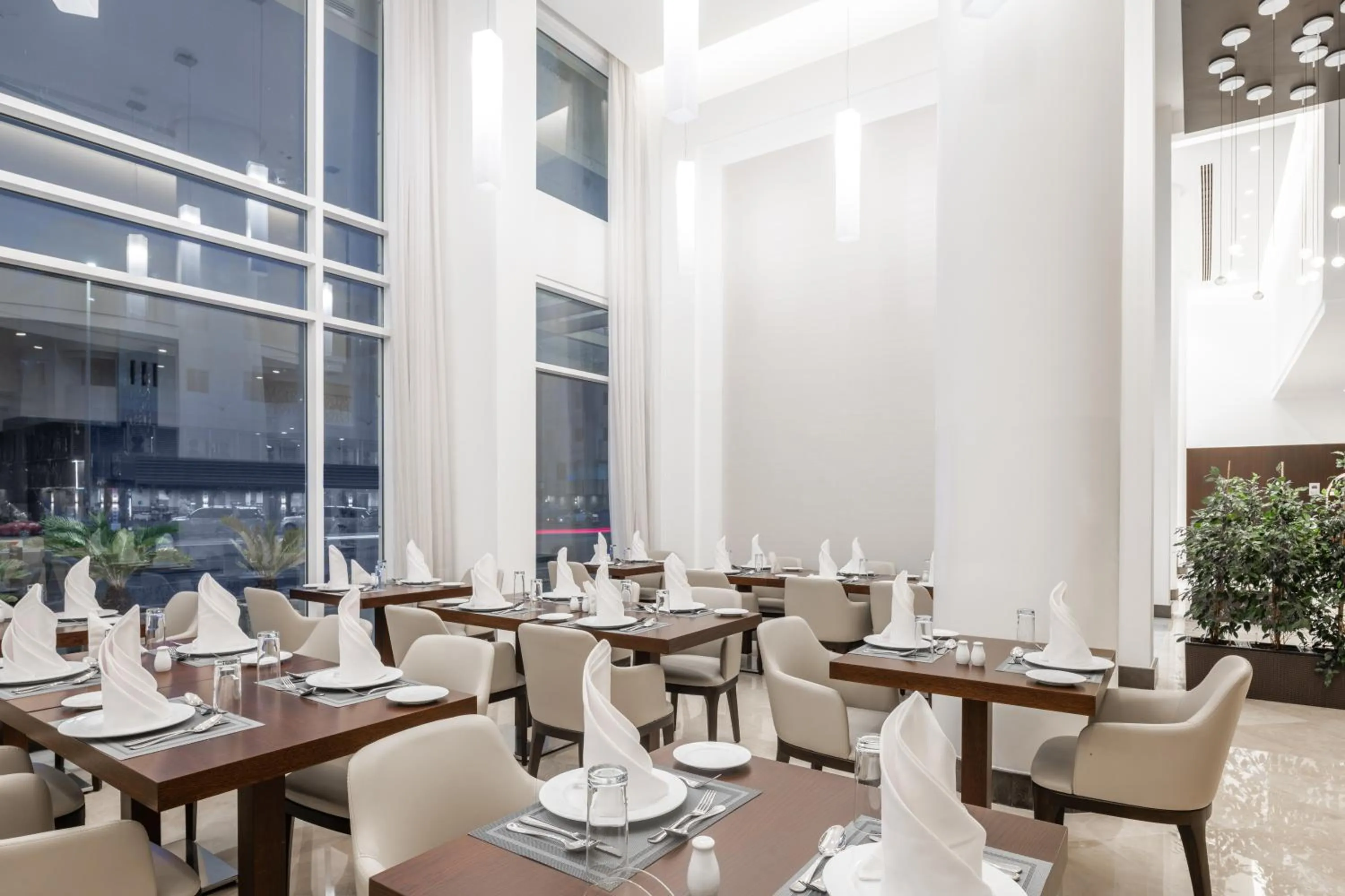 Restaurant/places to eat in Qamar Hotel Jeddah