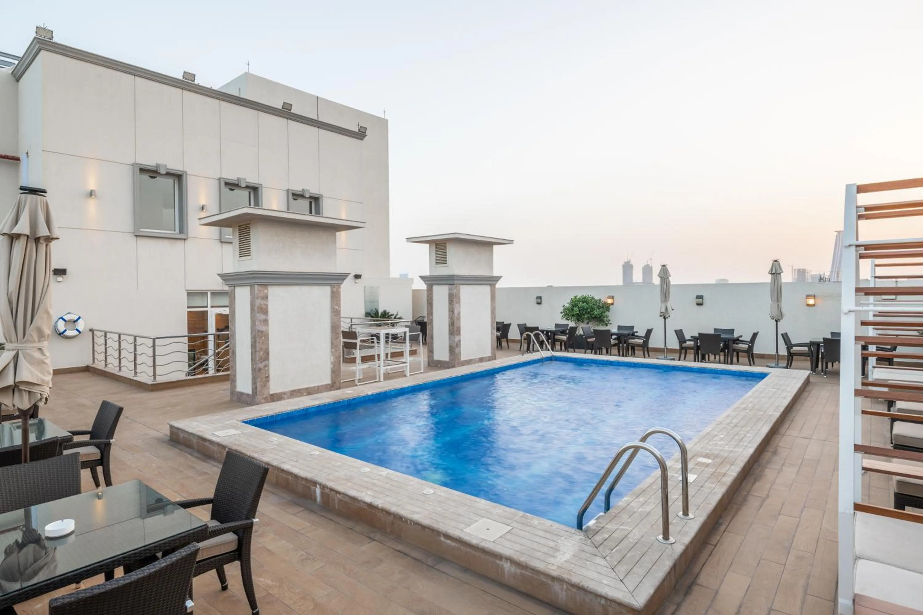 Swimming pool in Qamar Hotel Jeddah