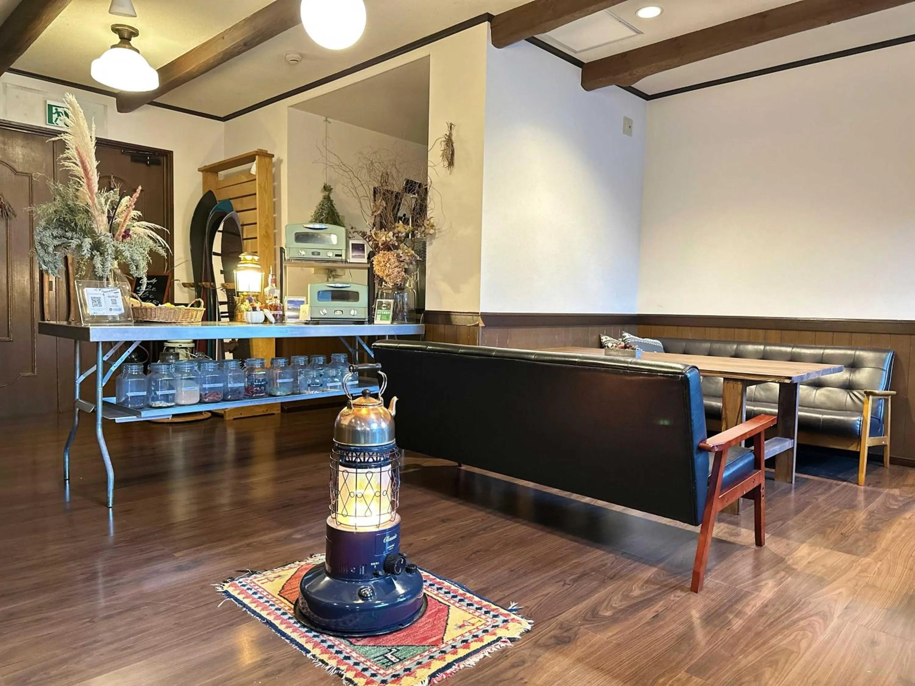 Communal lounge/ TV room in Lakeside Hotels Kuore