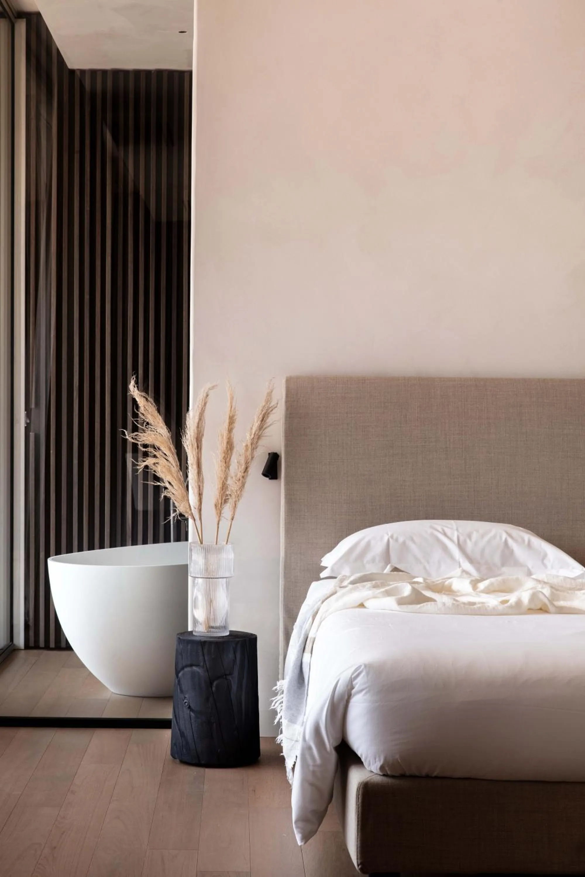 Decorative detail, Bed in Laqua by the lake