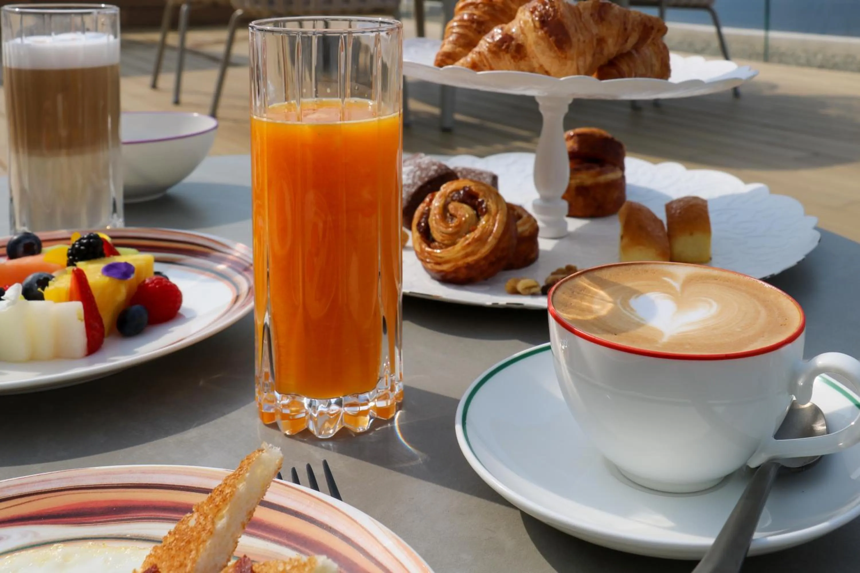 Breakfast in Laqua by the lake
