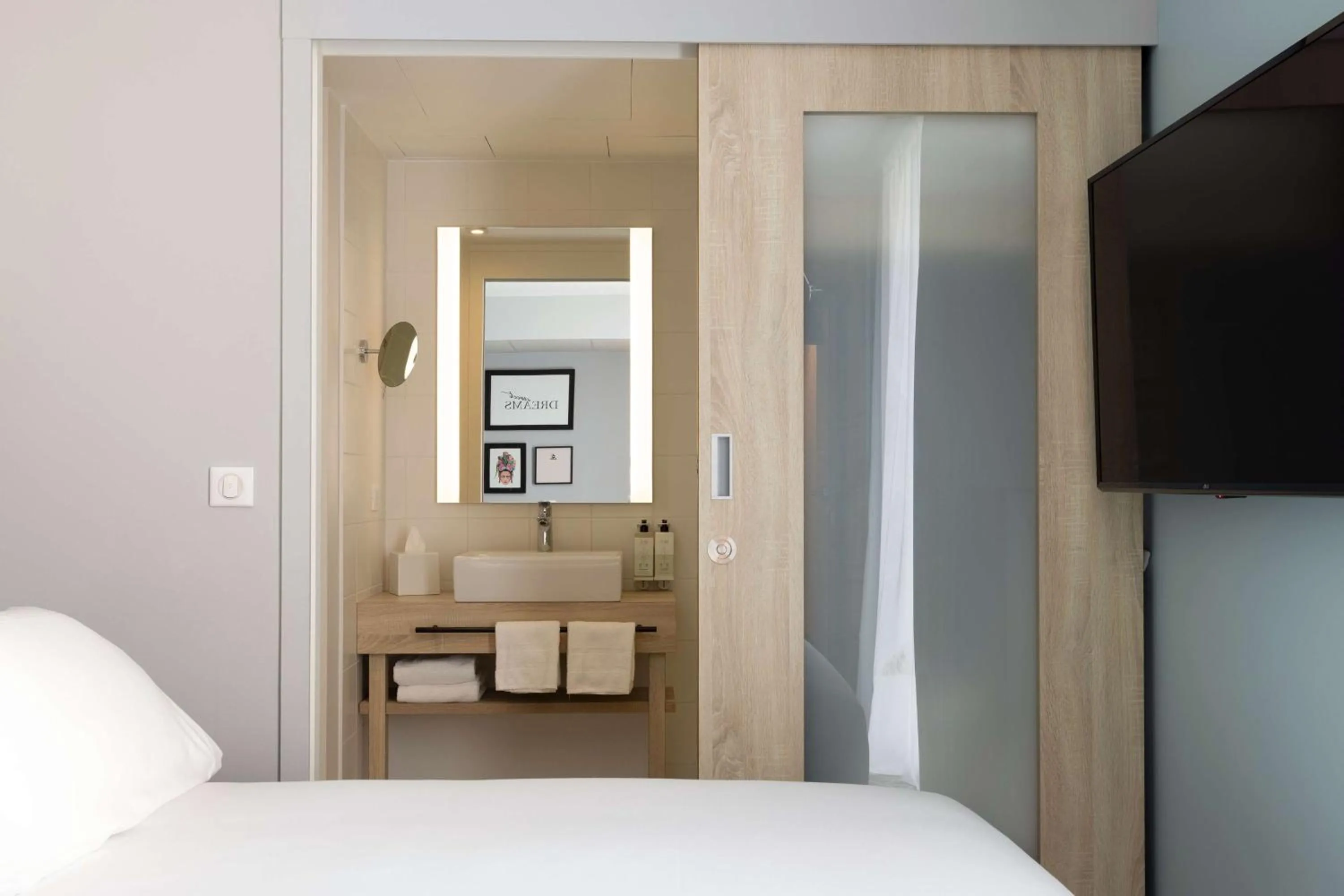 Bathroom, Bed in Hampton by Hilton Tours Centre, France