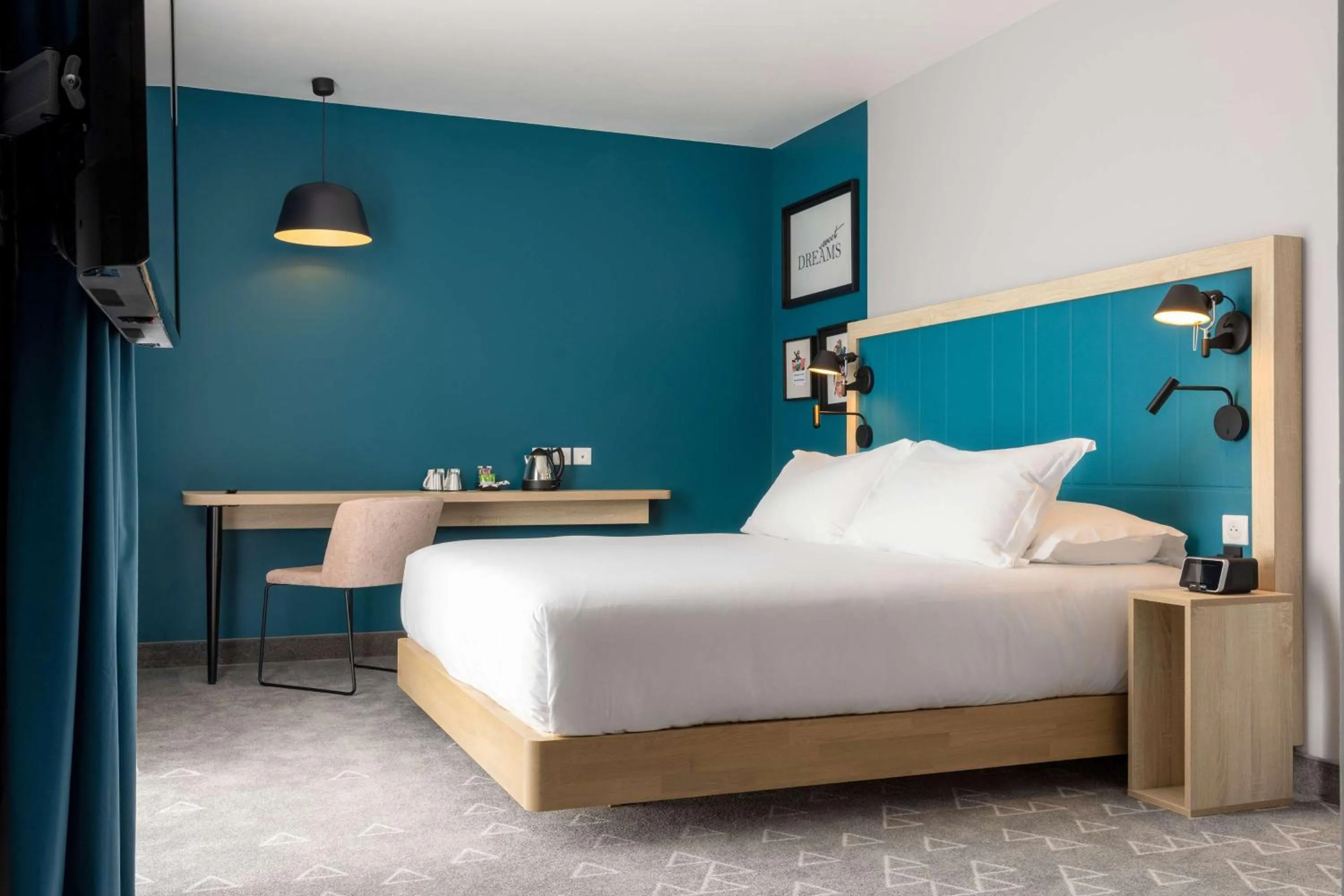Bedroom, Bed in Hampton by Hilton Tours Centre, France
