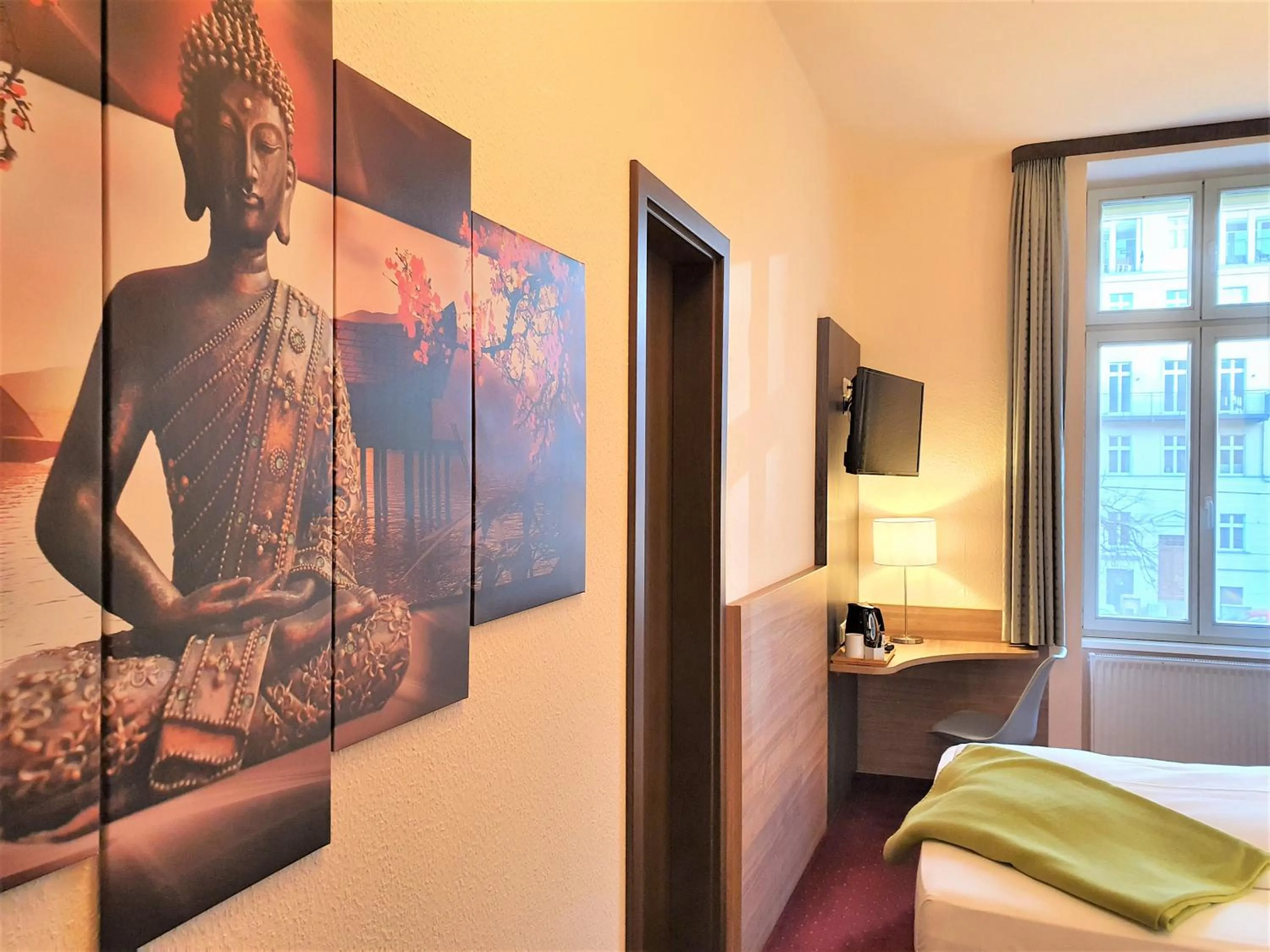 TV and multimedia, Bed in Melarose Feng Shui Hotel