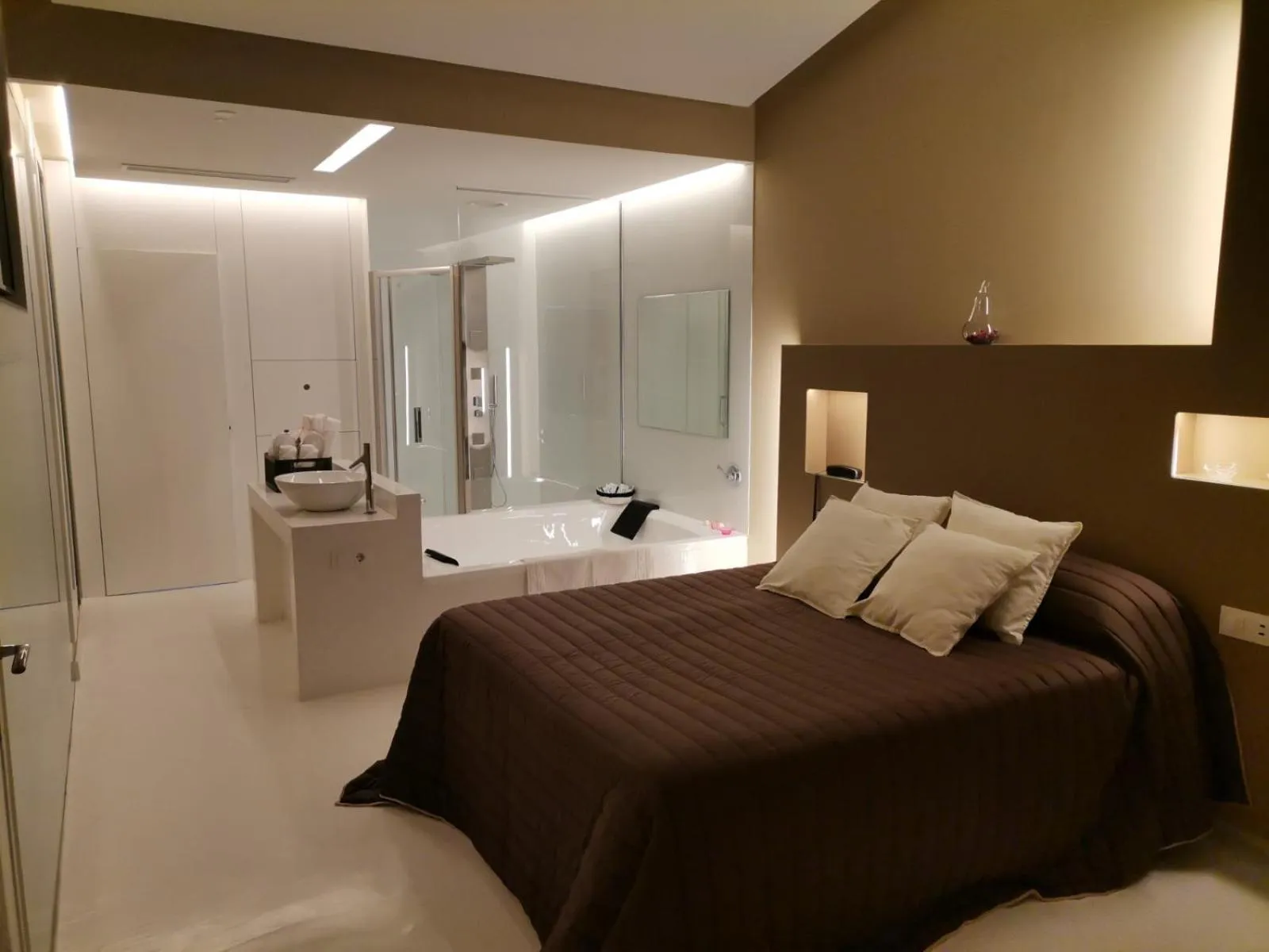 Other, Bed in Motel Latino