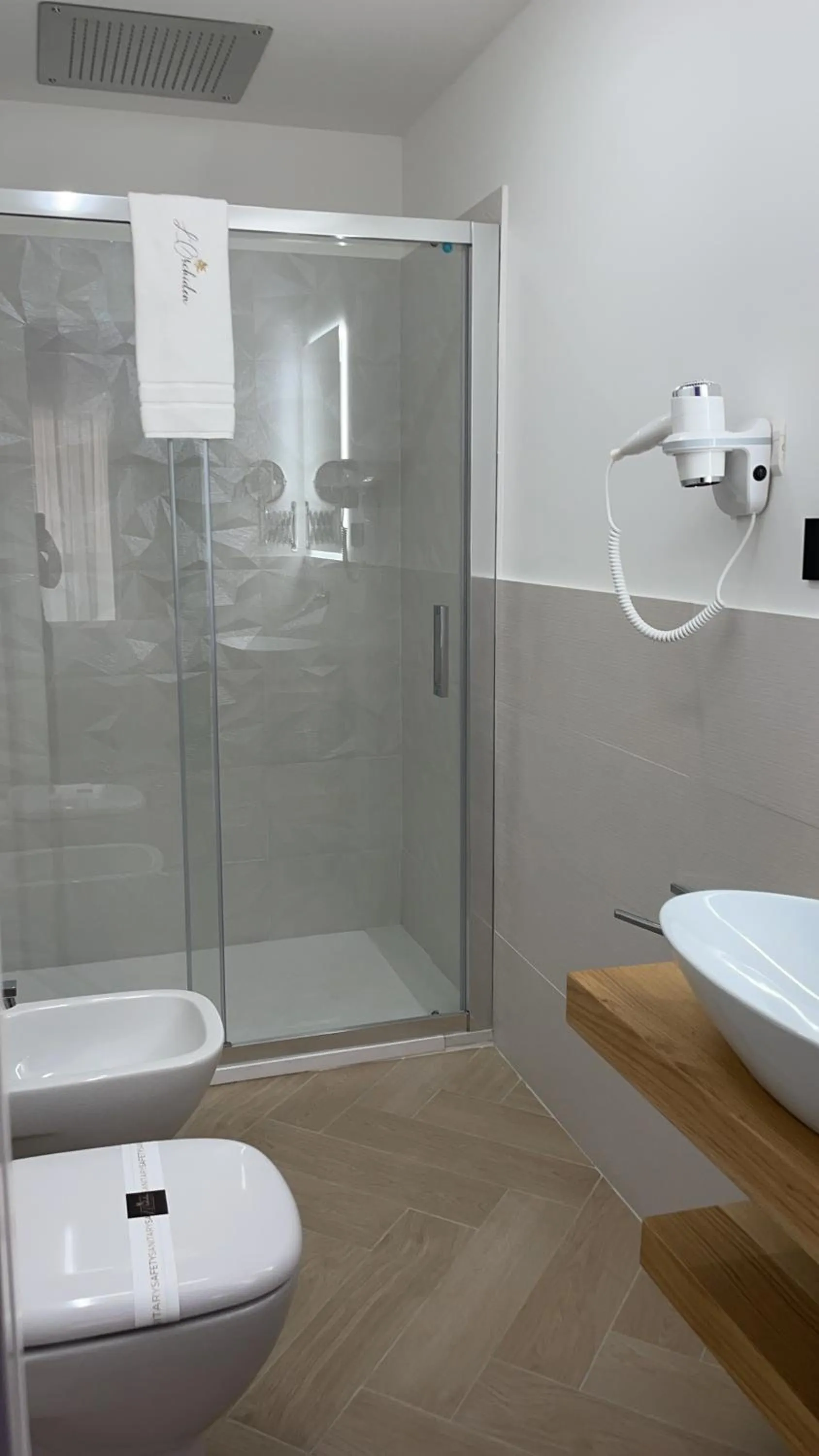 Shower in B&B L'Orchidea