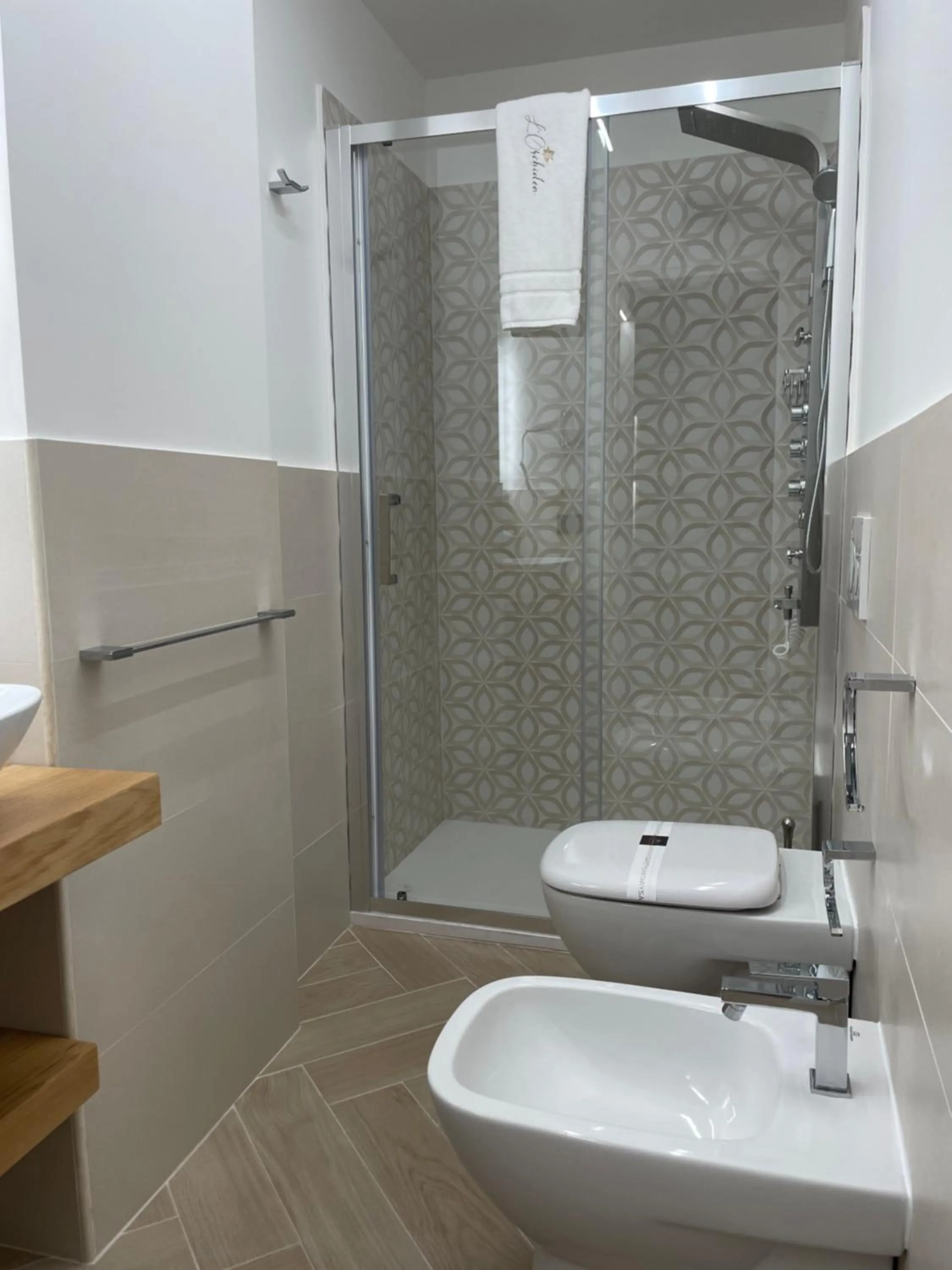 Shower in B&B L'Orchidea